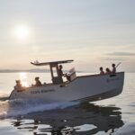 X Shore 1, boot varend met passagiers