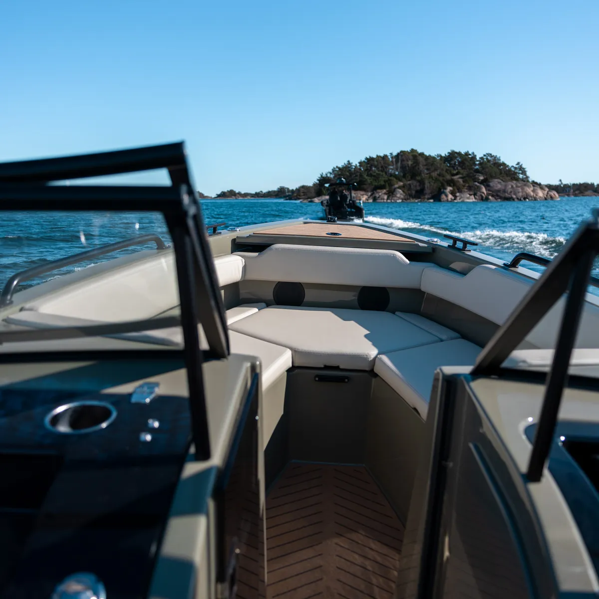 X Shore 1, boot zitbank met eiland zicht