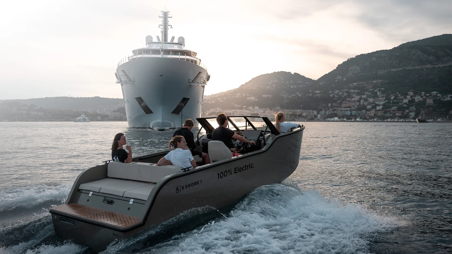 X Shore 1, elektrische boot vaart op zee