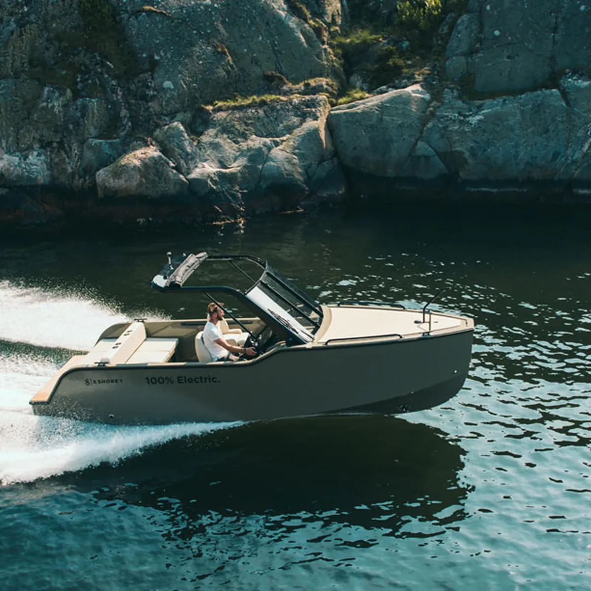 X Shore 1, elektrische boot varend op water