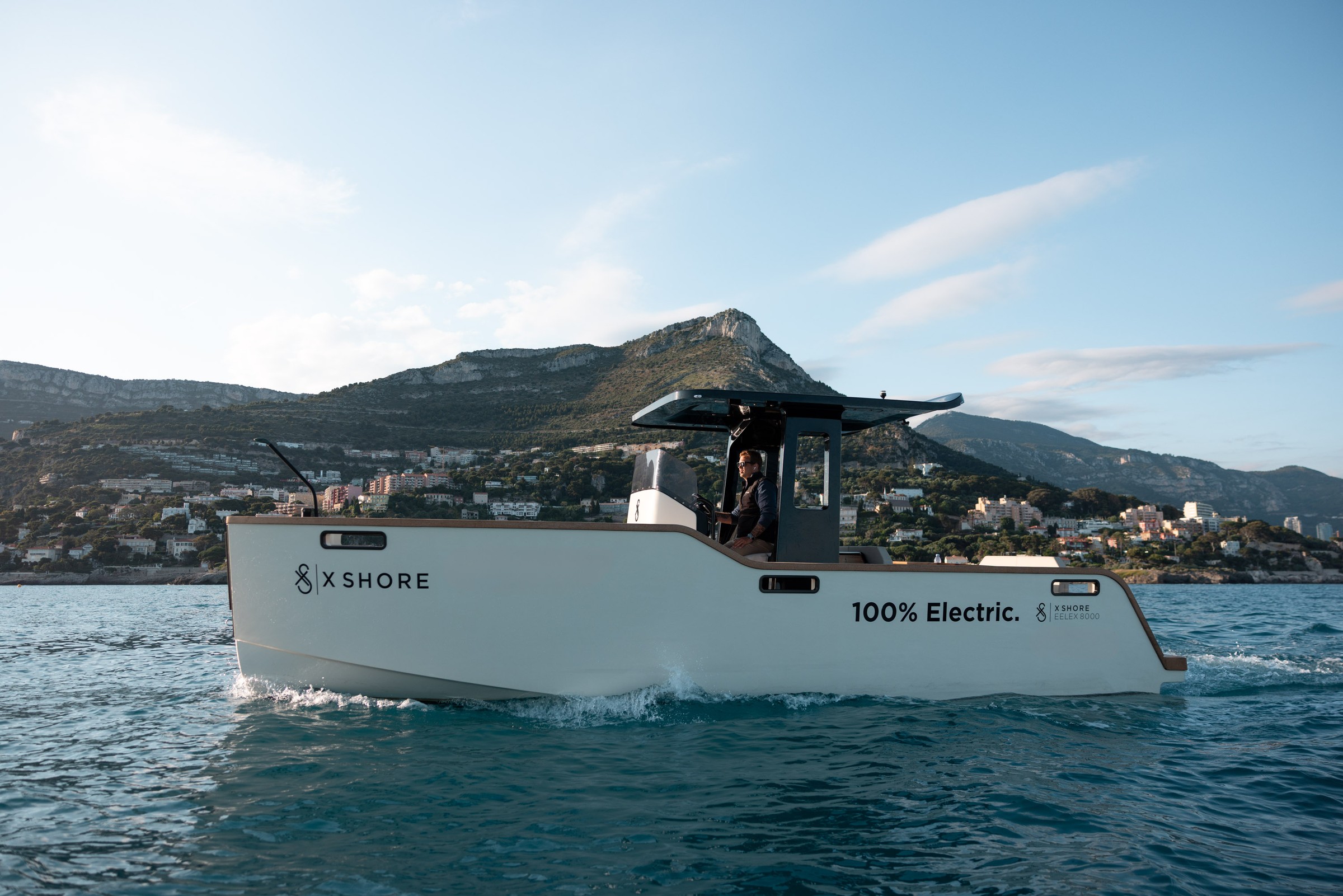 X Shore Eelex 8000, elektrische boot vaart op zee