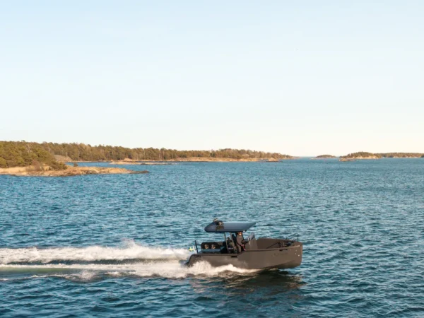 X Shore PRO, boot varend tussen eilanden