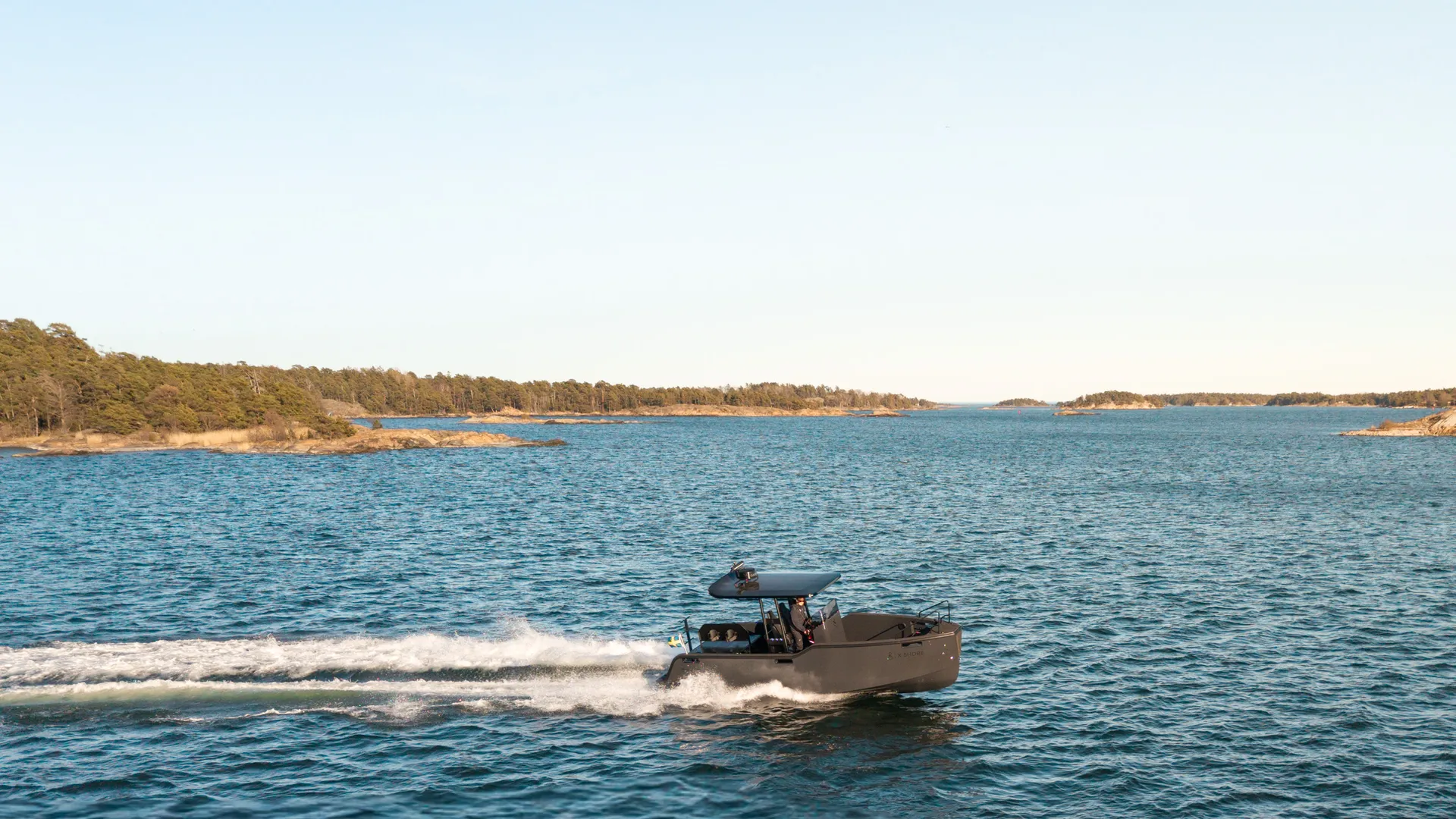 X Shore PRO, boot varend tussen eilanden