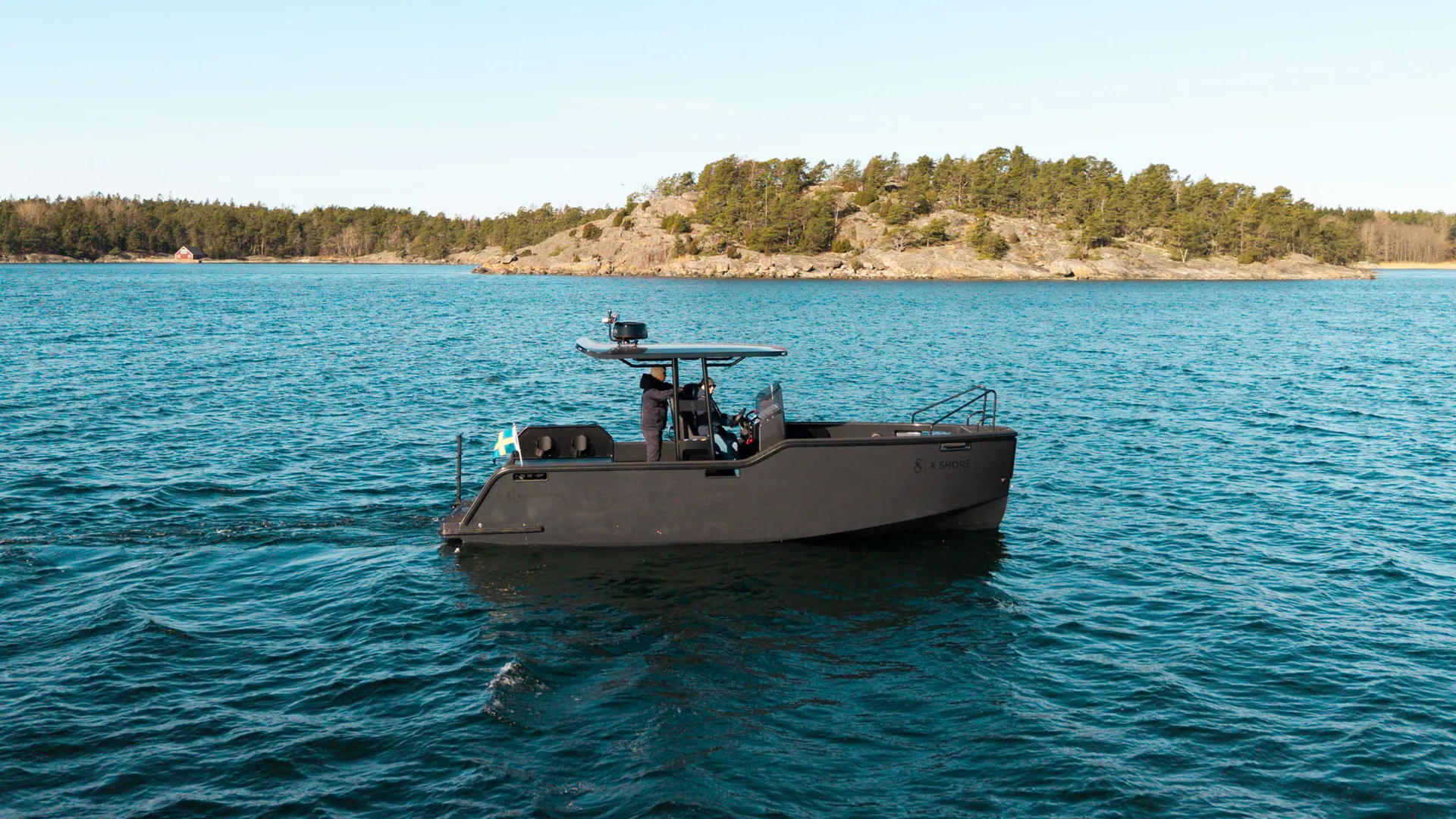 X Shore PRO, elektrische boot vaart op water