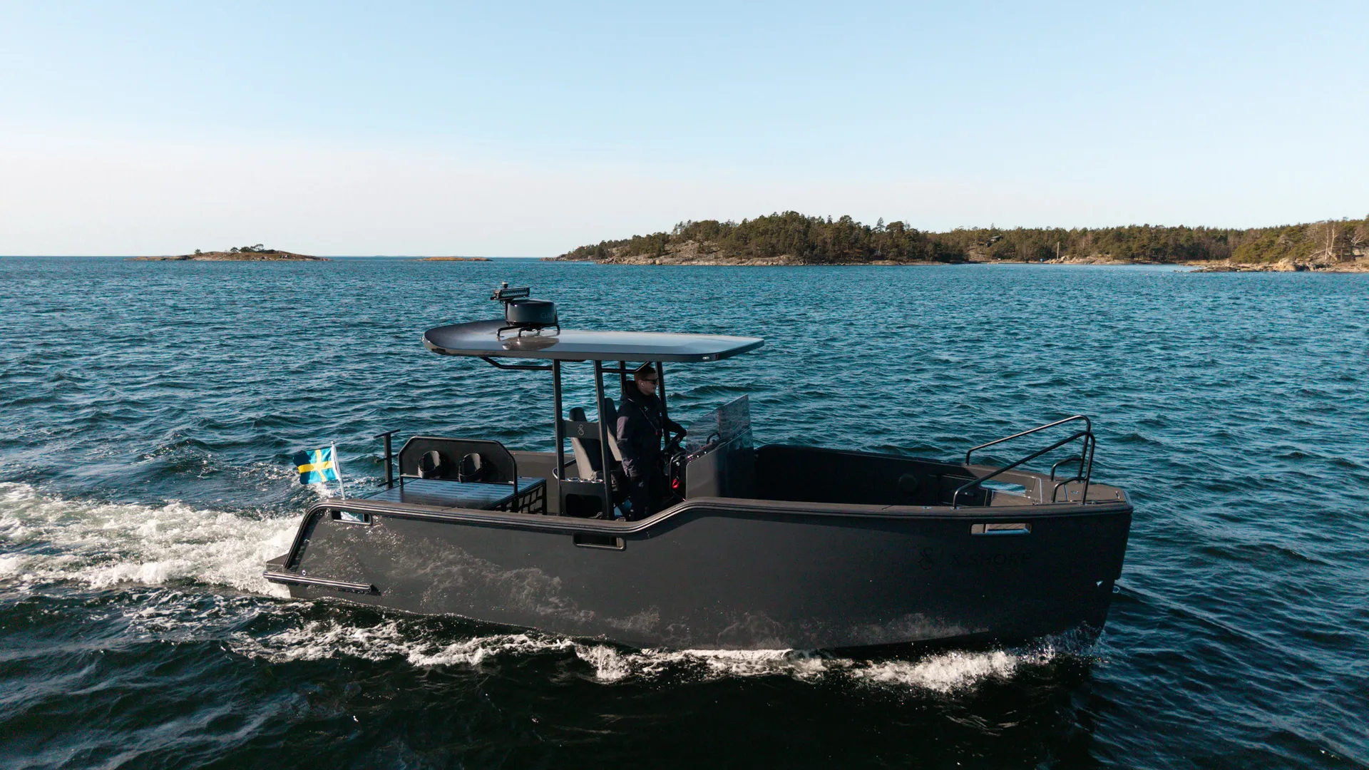 X Shore PRO, zwarte boot vaart op zee