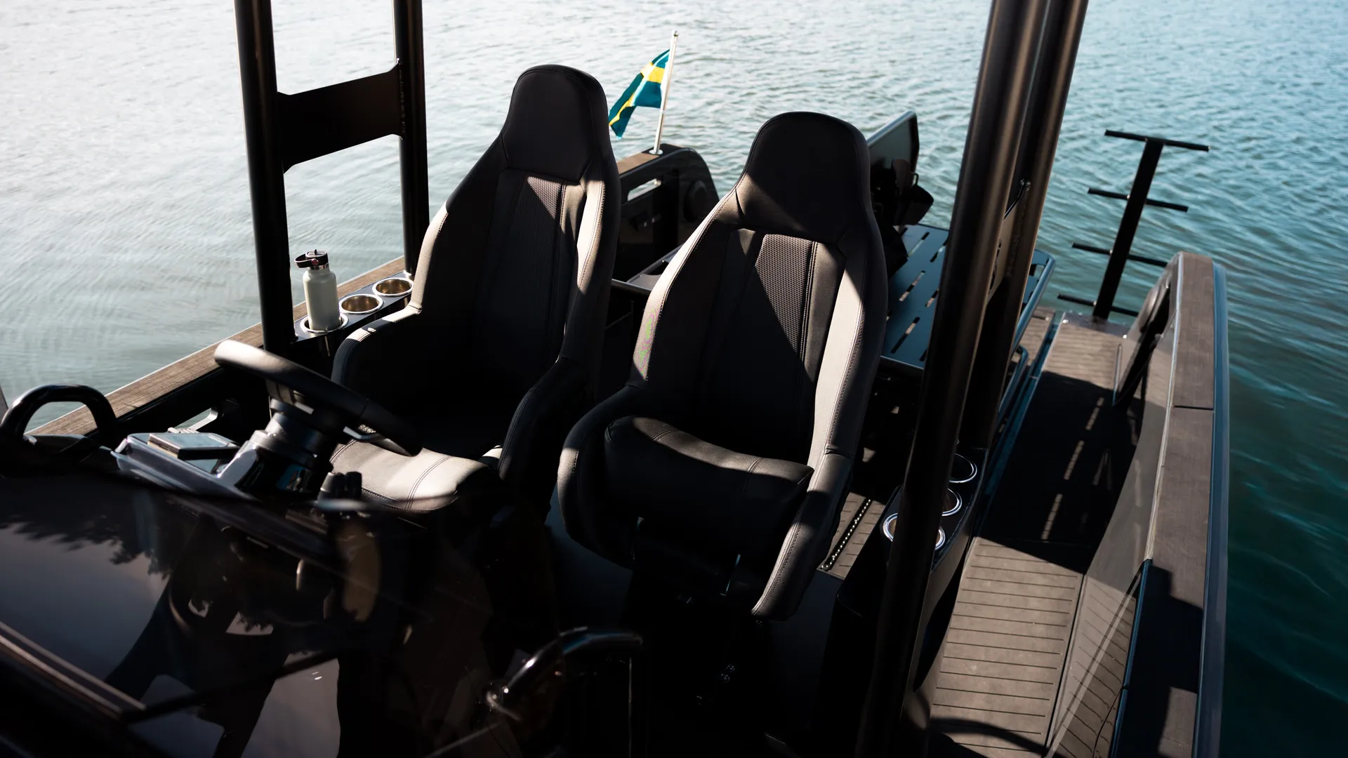 X Shore PRO, stuurstoelen op boot met uitzicht water