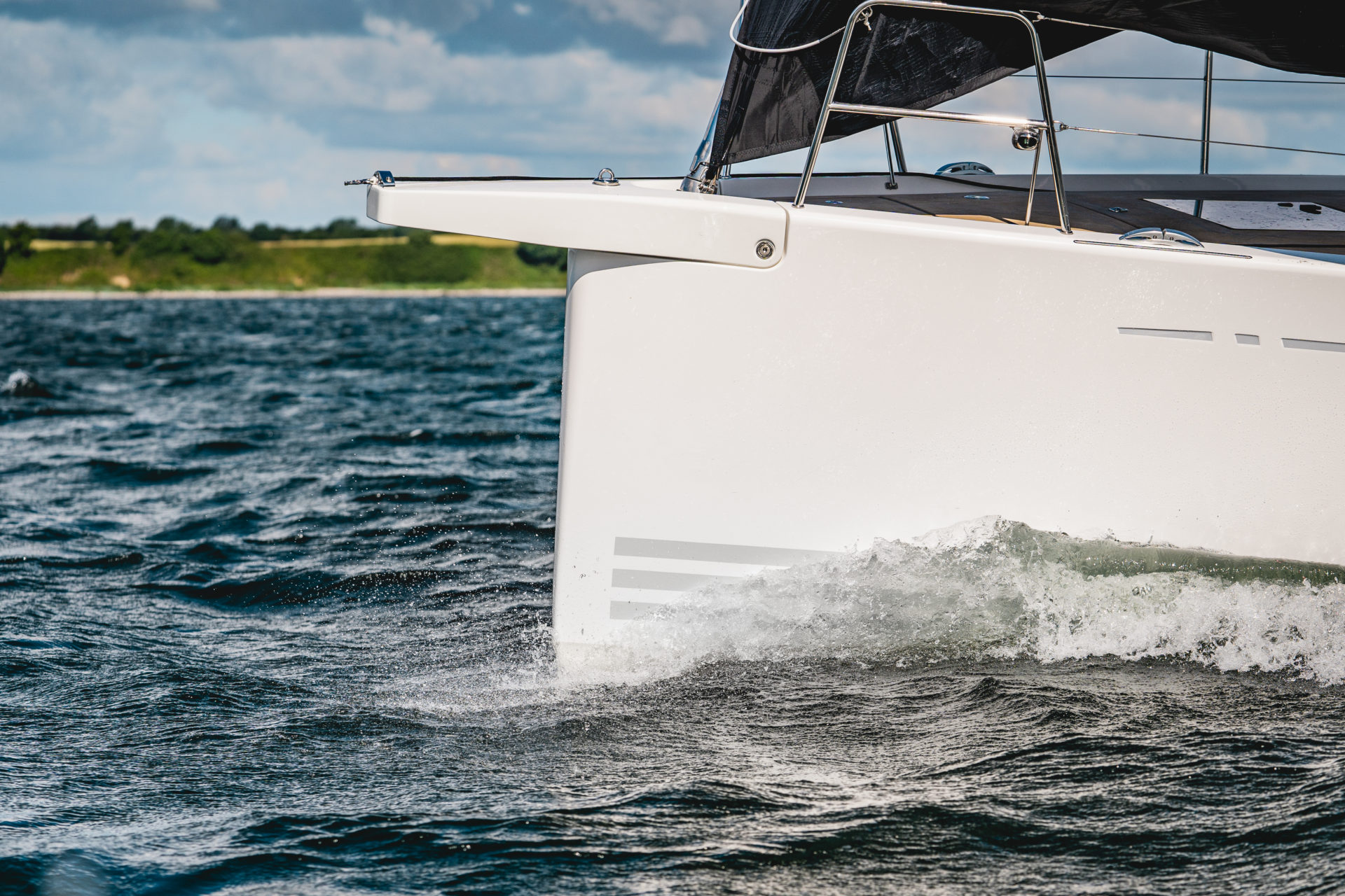 X-Yachts X4^0, boeg boot doorklieft water