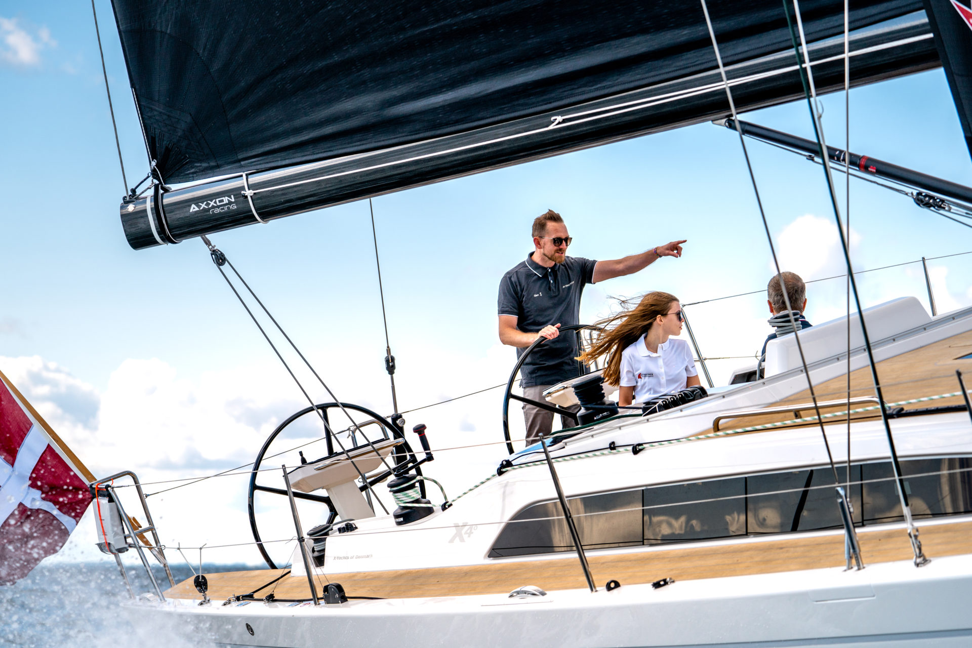 X-Yachts X4^0, man aan het roer zeilboot