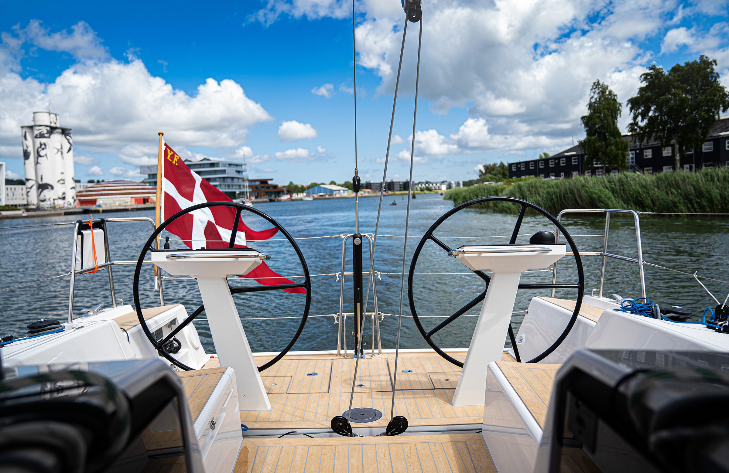 X-Yachts X4^0, stuurwielen op dek met deense vlag