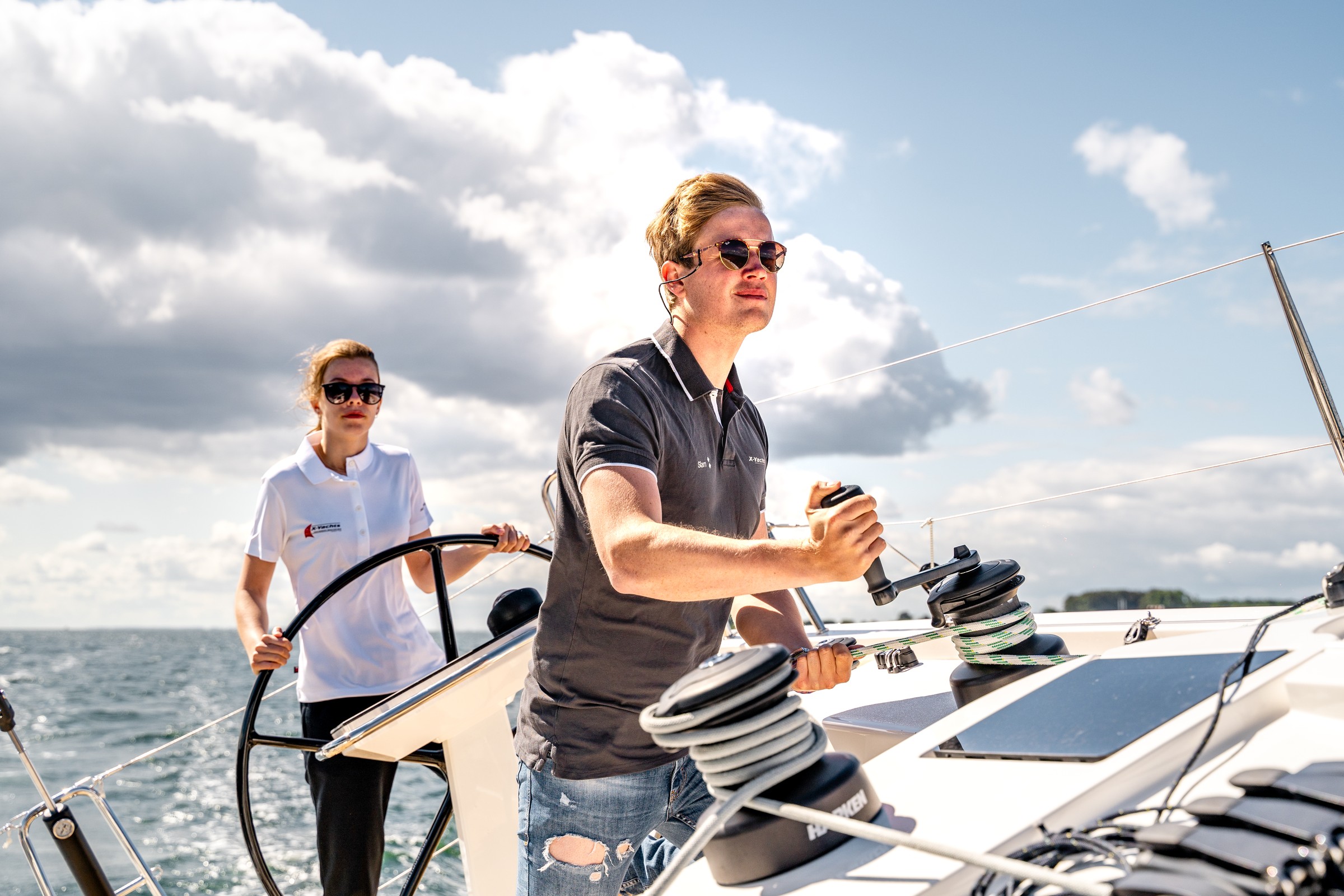 X-Yachts X4^0, twee personen sturen zeilboot