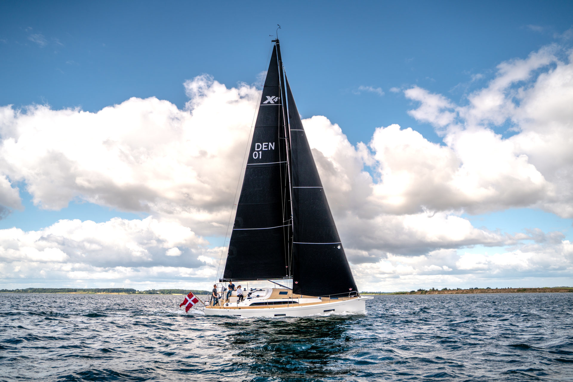 X-Yachts X4^0, zeilboot met zwarte zeilen varend