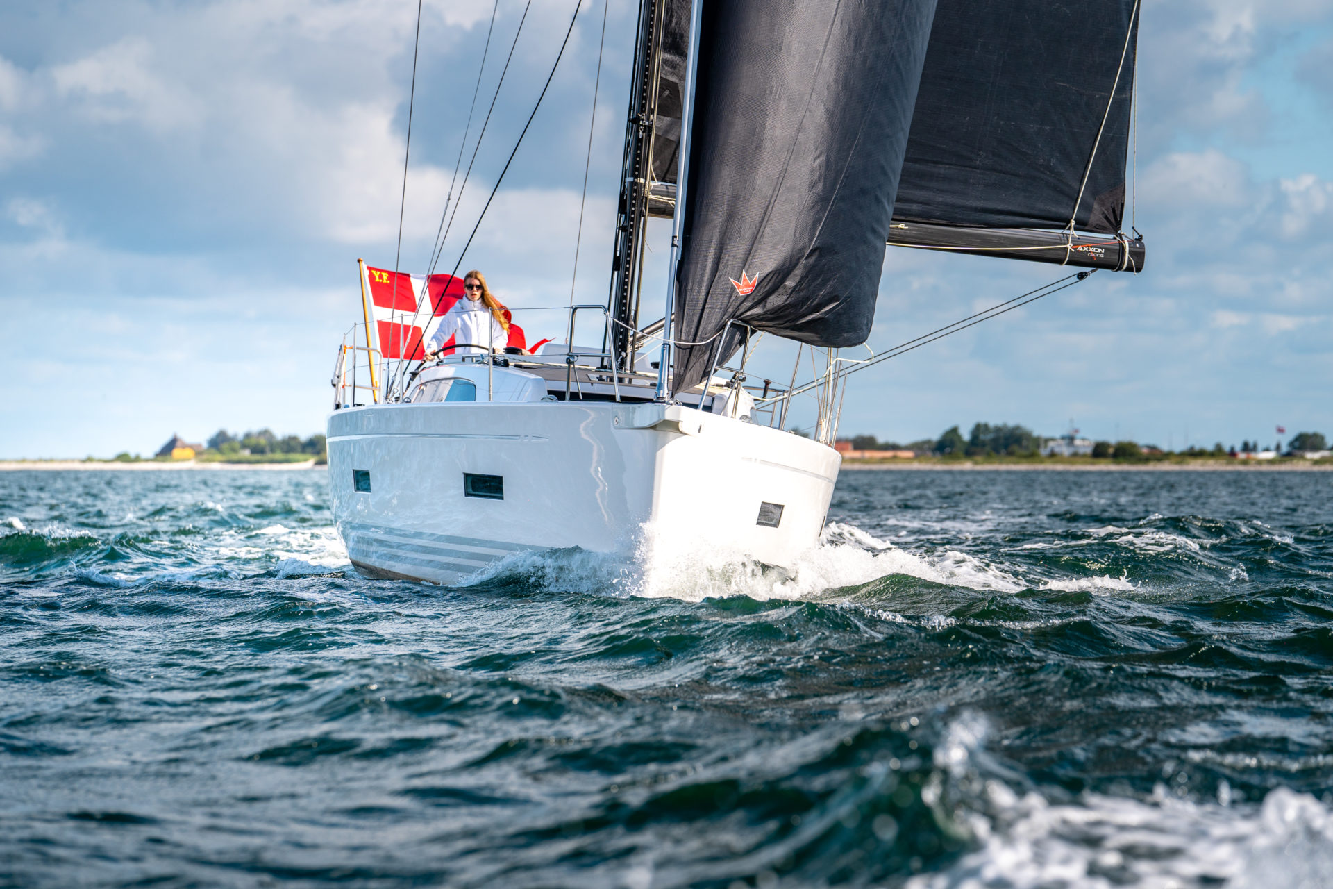 X-Yachts X4^0, zeilboot vaart over golven