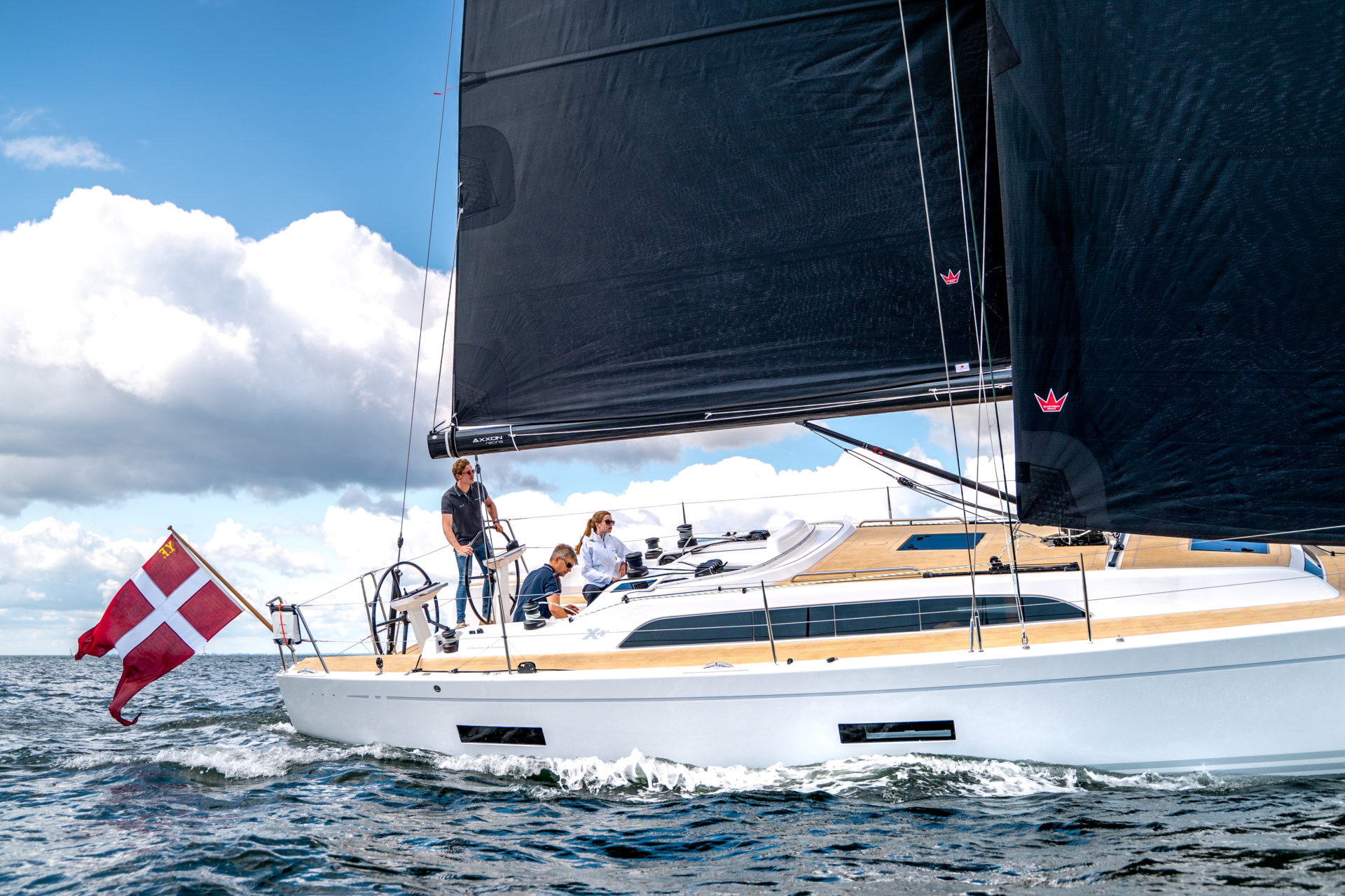X-Yachts X4^0, zeilboot varend met bemanning