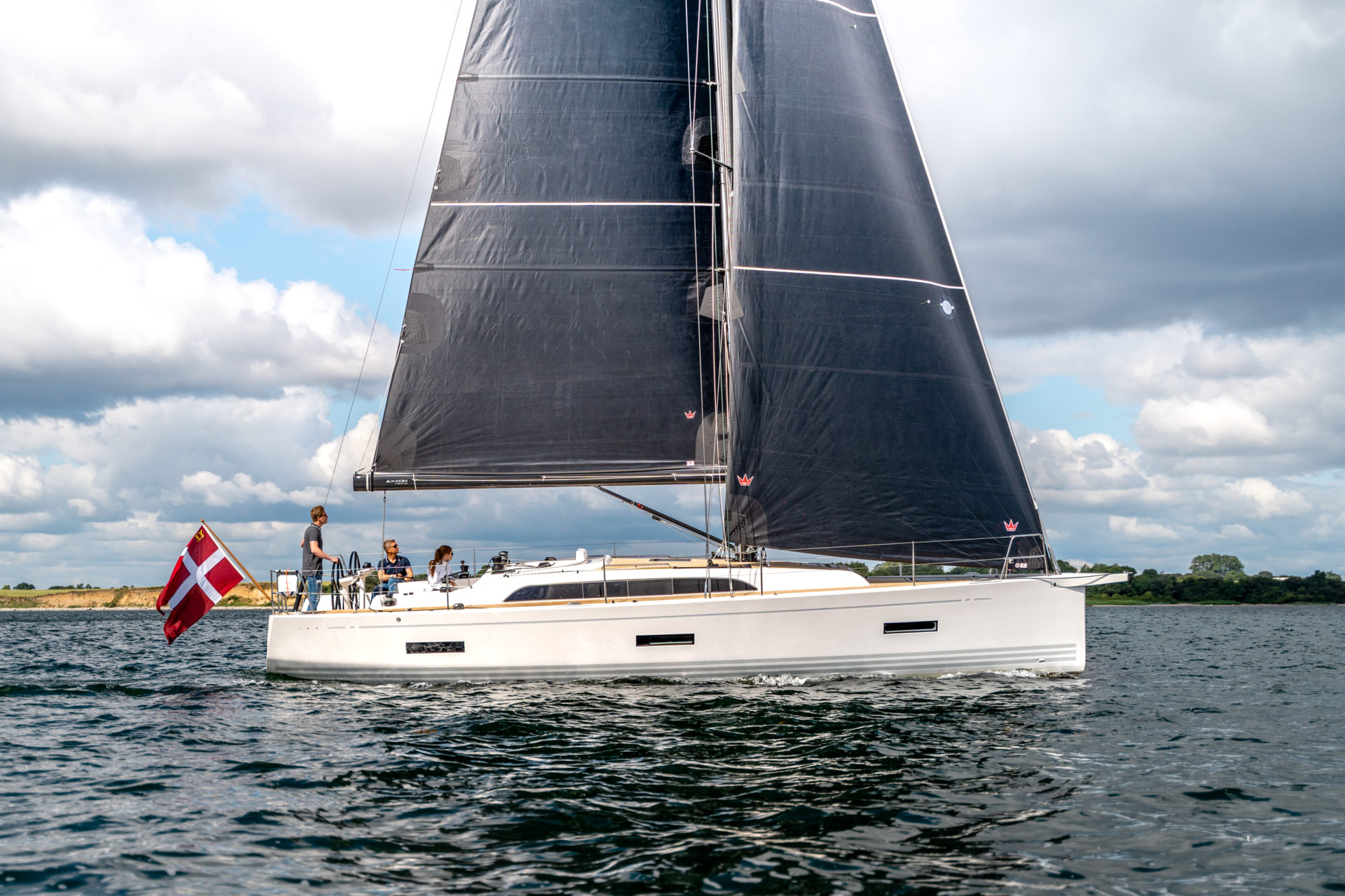 X-Yachts X4^0, zeilboot varend met mensen aan boord
