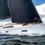 X-Yachts X4^0, zeilboot varend met zwarte zeilen