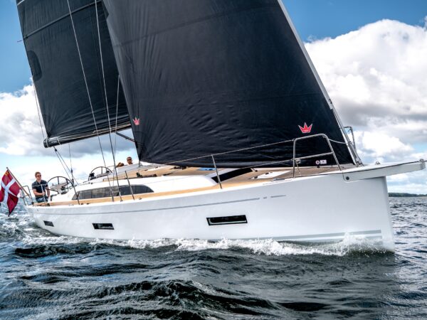 X-Yachts X4^0, zeilboot varend met zwarte zeilen