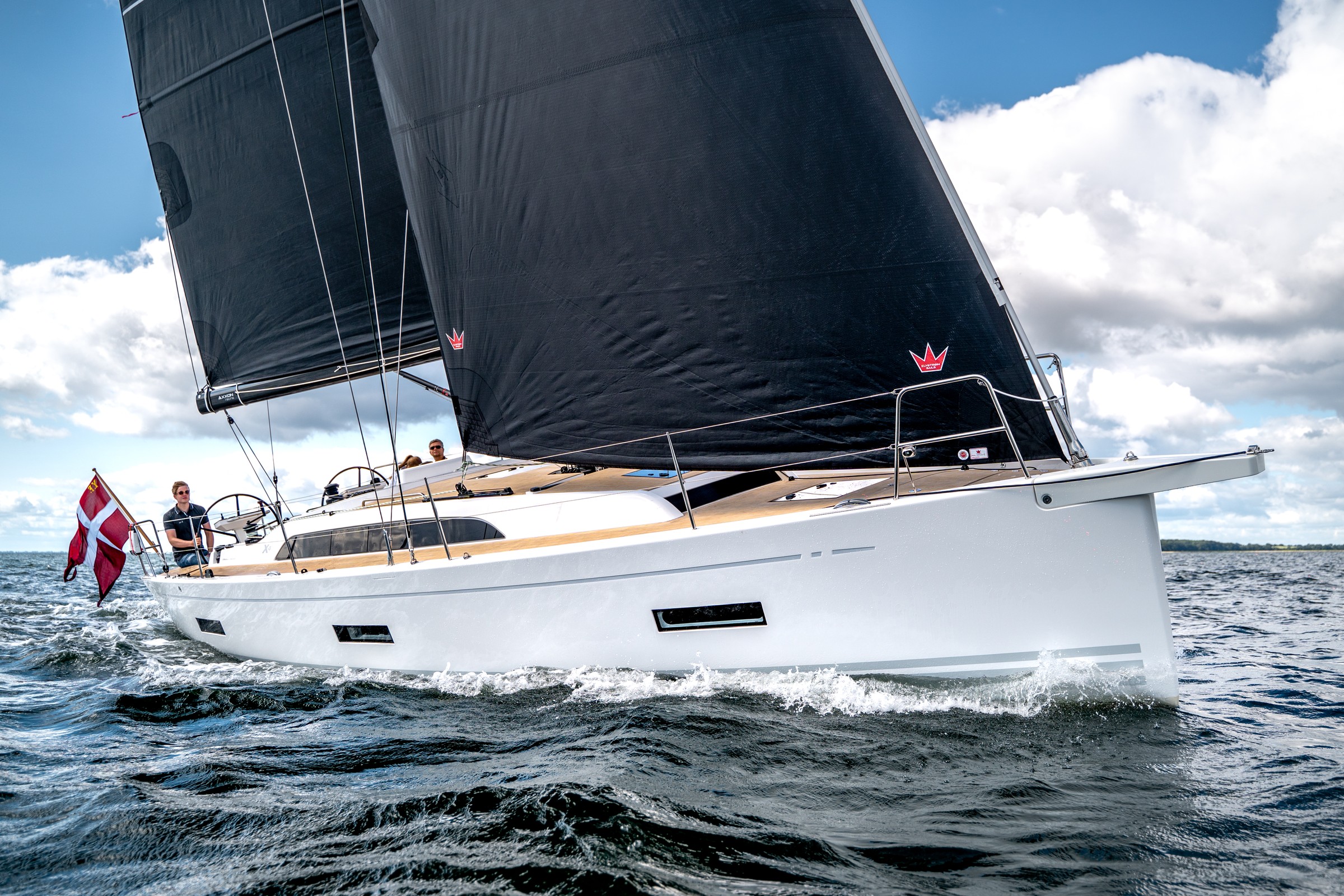 X-Yachts X4^0, zeilboot varend met zwarte zeilen