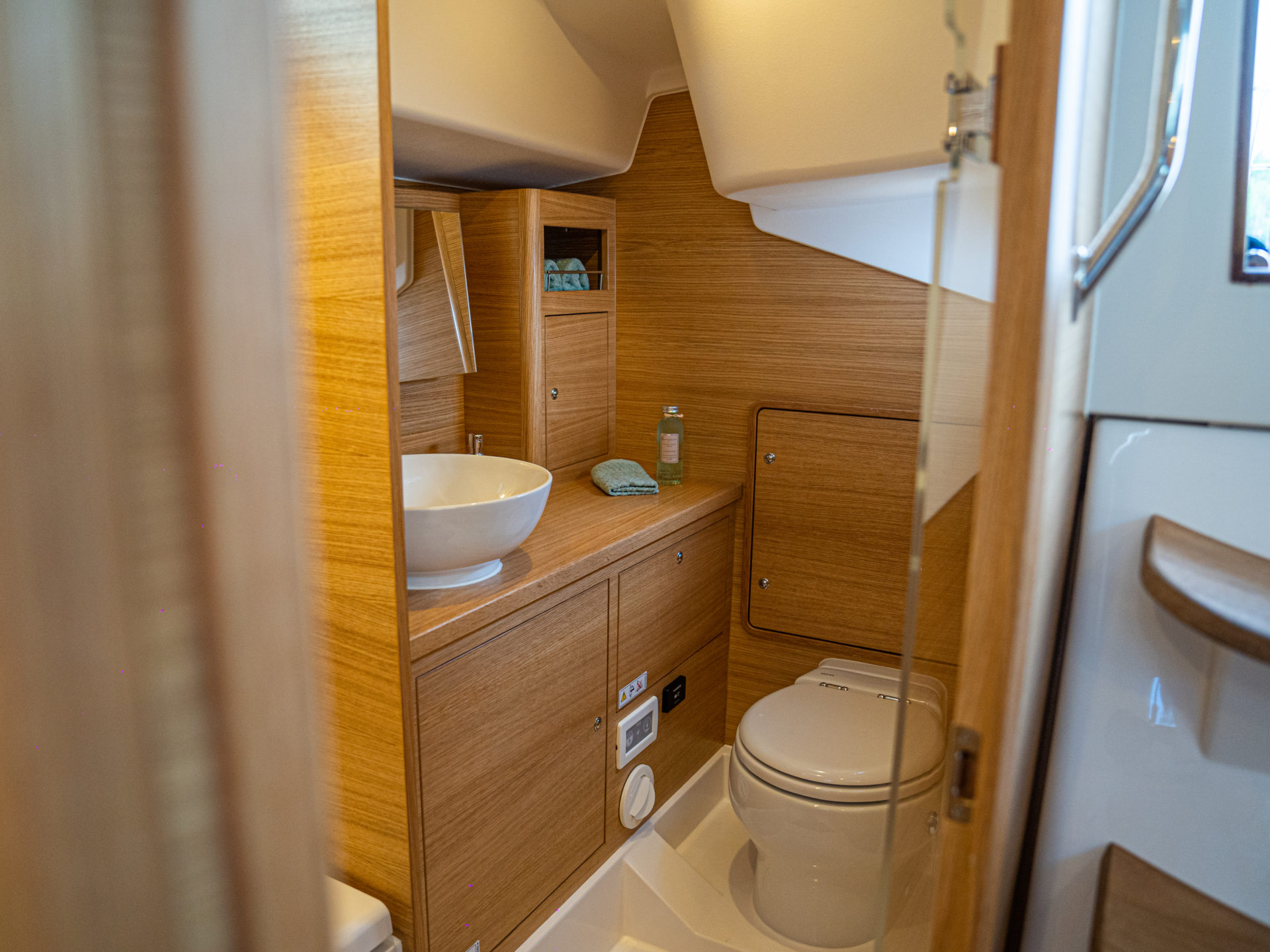 X-Yachts X4^0, badkamer met toilet en wastafel