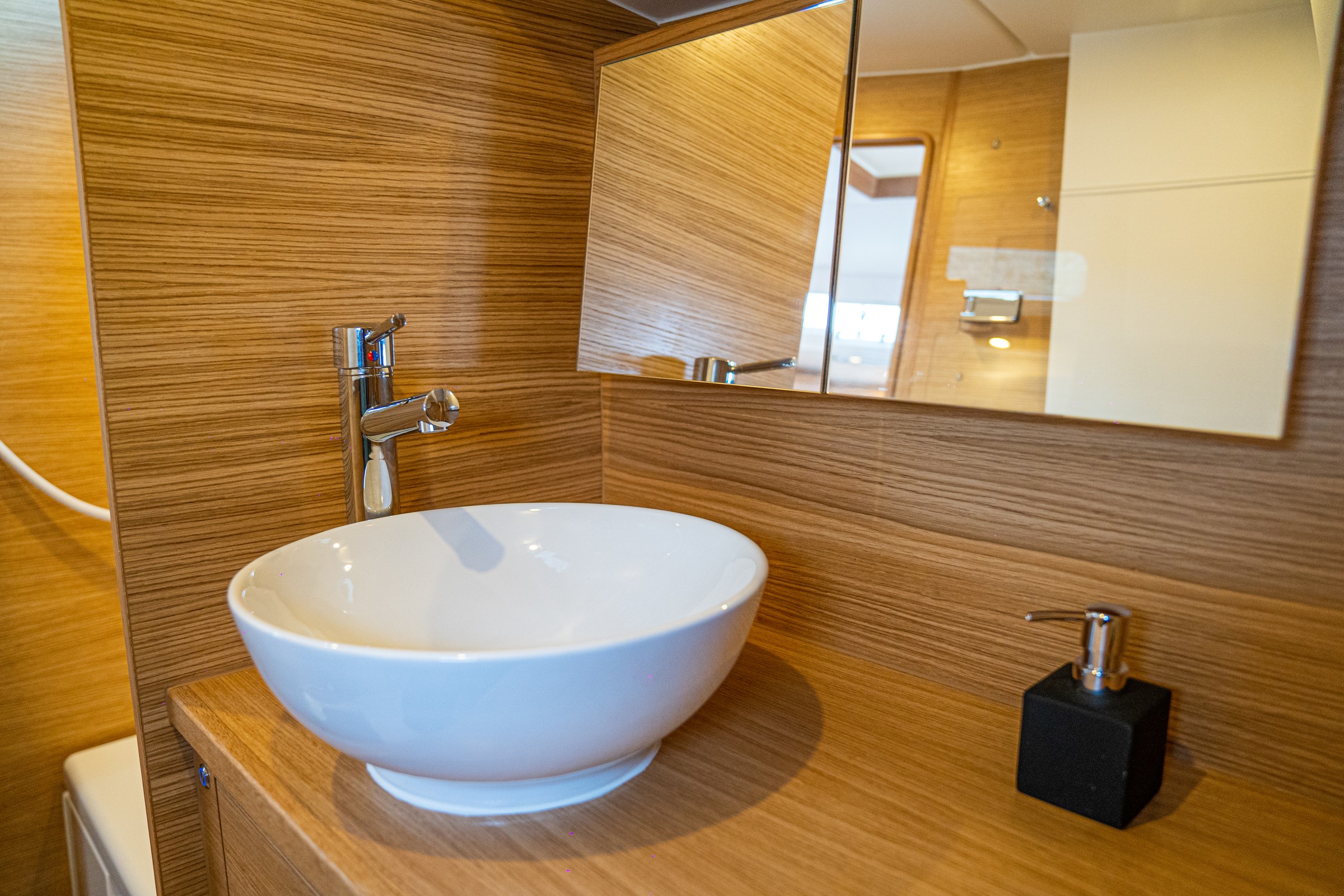 X-Yachts X4^0, badkamer met wasbak en spiegel