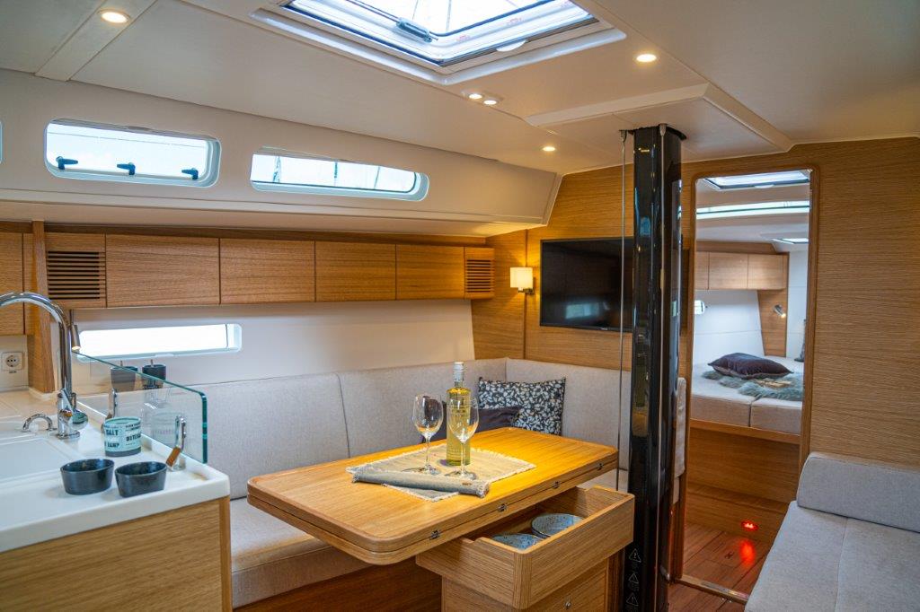 X-Yachts X4^0, kajuit met eettafel en wijnglazen