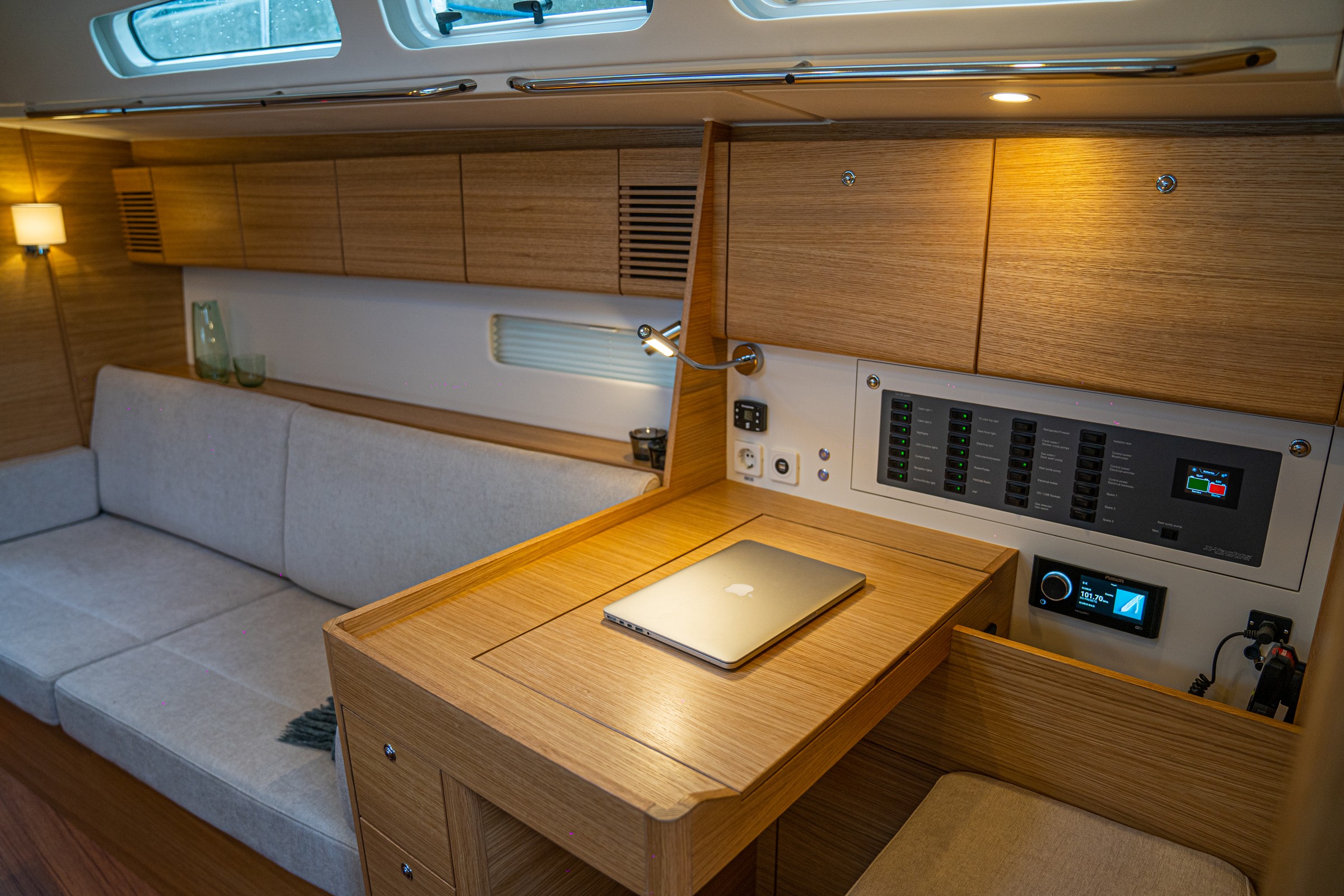 X-Yachts X4^0, kajuit met zitbank en tafel