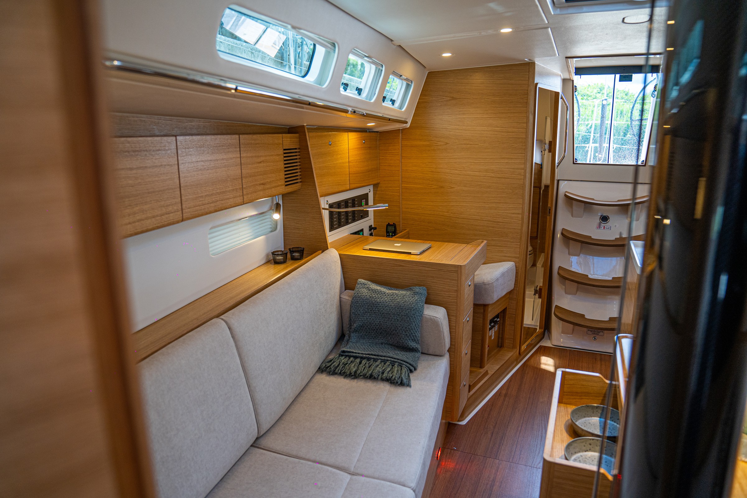 X-Yachts X4^0, kajuit met zitbank en tafel