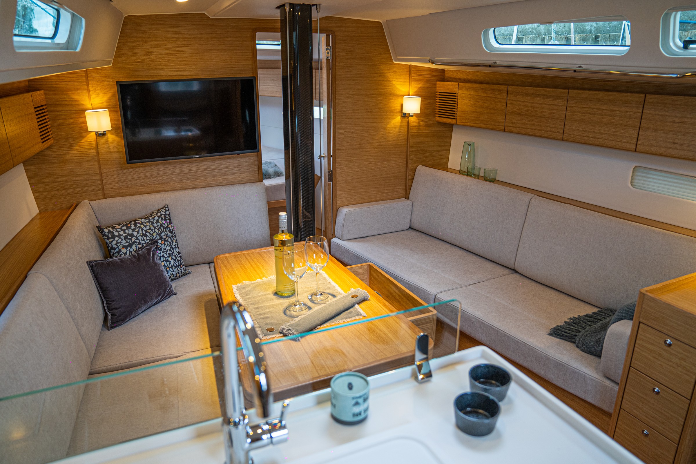 X-Yachts X4^0, kajuit met zithoek en tv