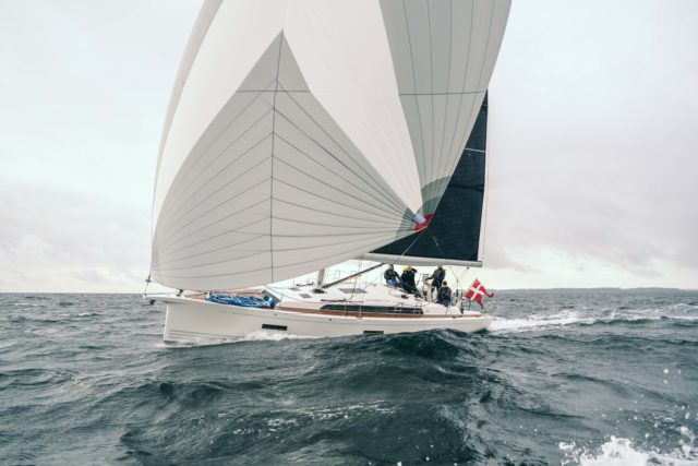 X-Yachts X4^3 MkII, zeilboot met spinnaker op zee