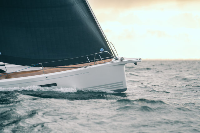 X-Yachts X4^3 MkII, zeilboot voorsteven op zee