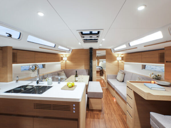 X-Yachts X4^6 MkII, keuken en zitbank kajuit
