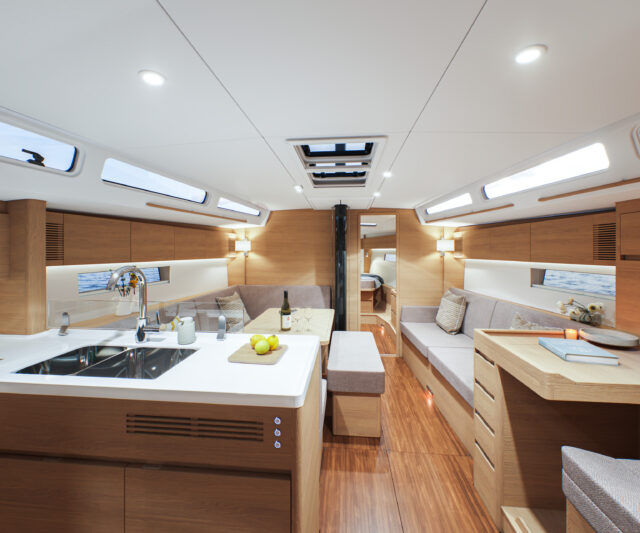 X-Yachts X4^6 MkII, keuken en zitbank kajuit