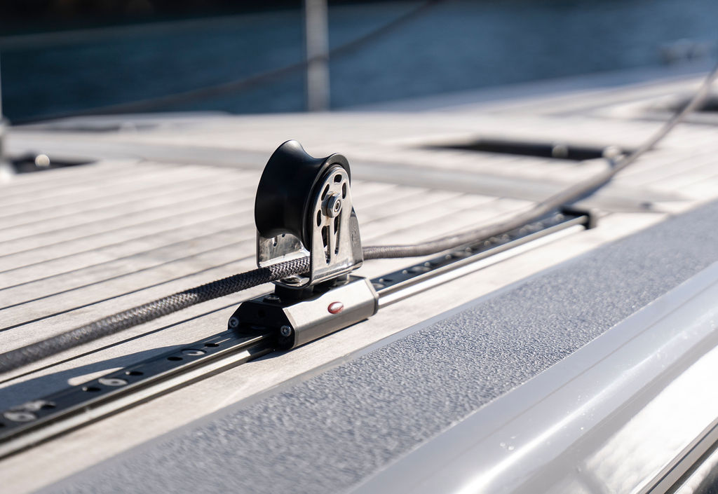 X-Yachts X4^9 MkII, blok en rail op dek