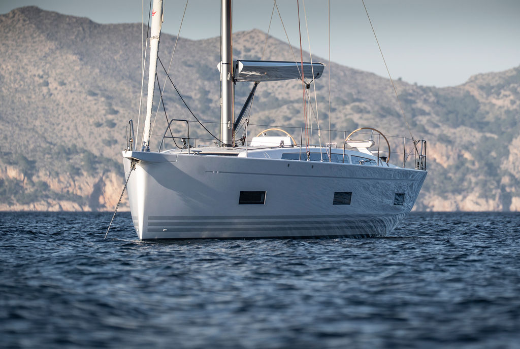 X-Yachts X4^9 MkII, zeilboot voor anker op zee
