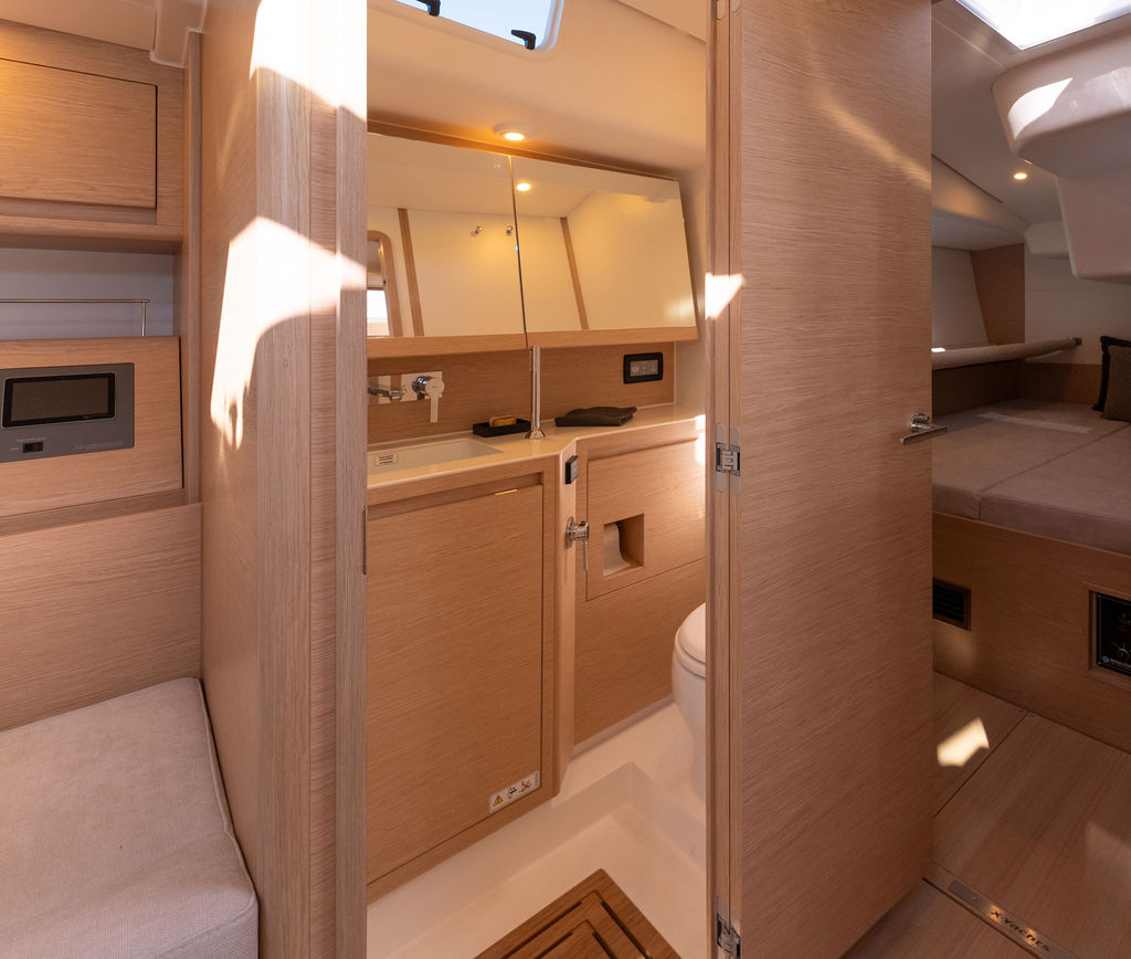 X-Yachts X4^9 MkII, badkamer met toilet en wastafel