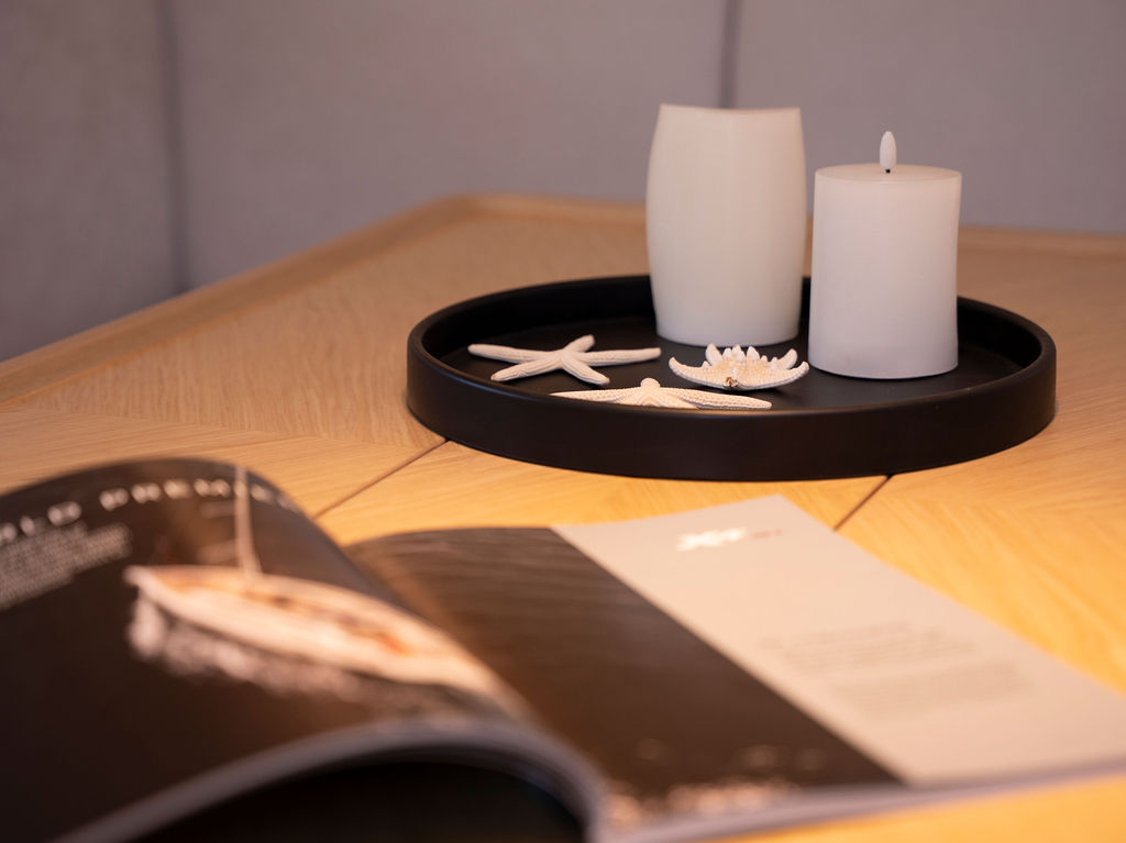 X-Yachts X4^9 MkII, dienblad met kaarsen tafel