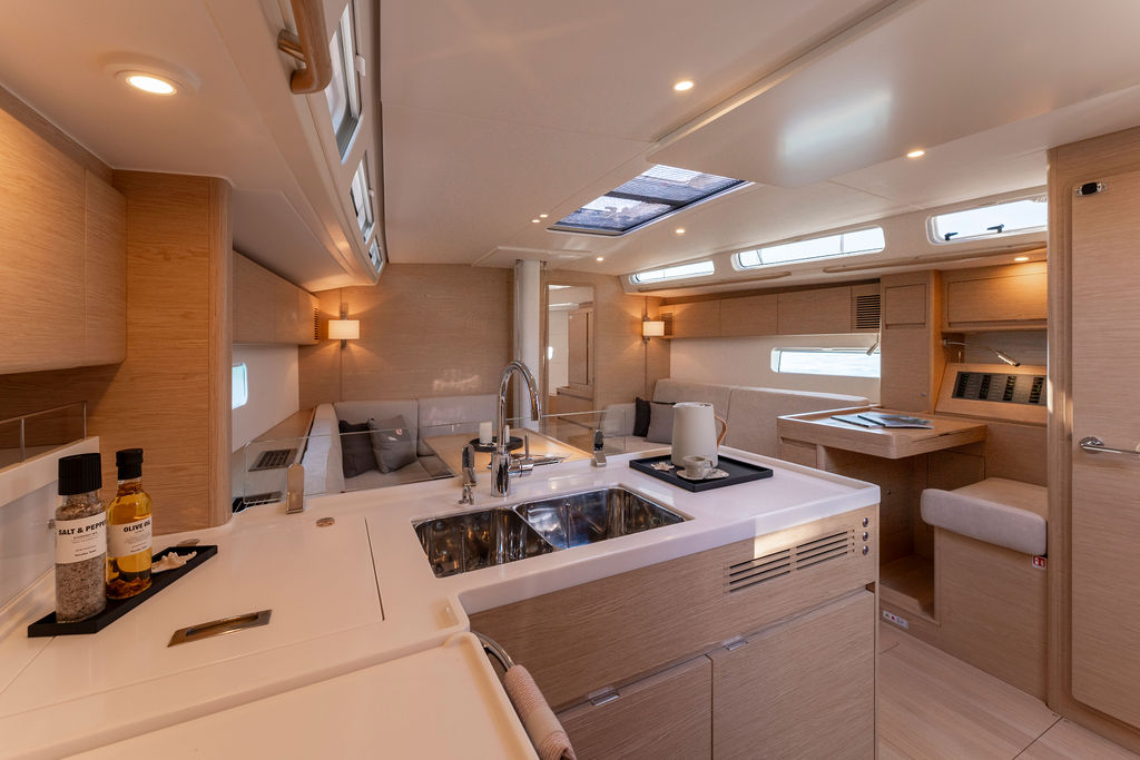 X-Yachts X4^9 MkII, keuken met aanrecht en gootsteen