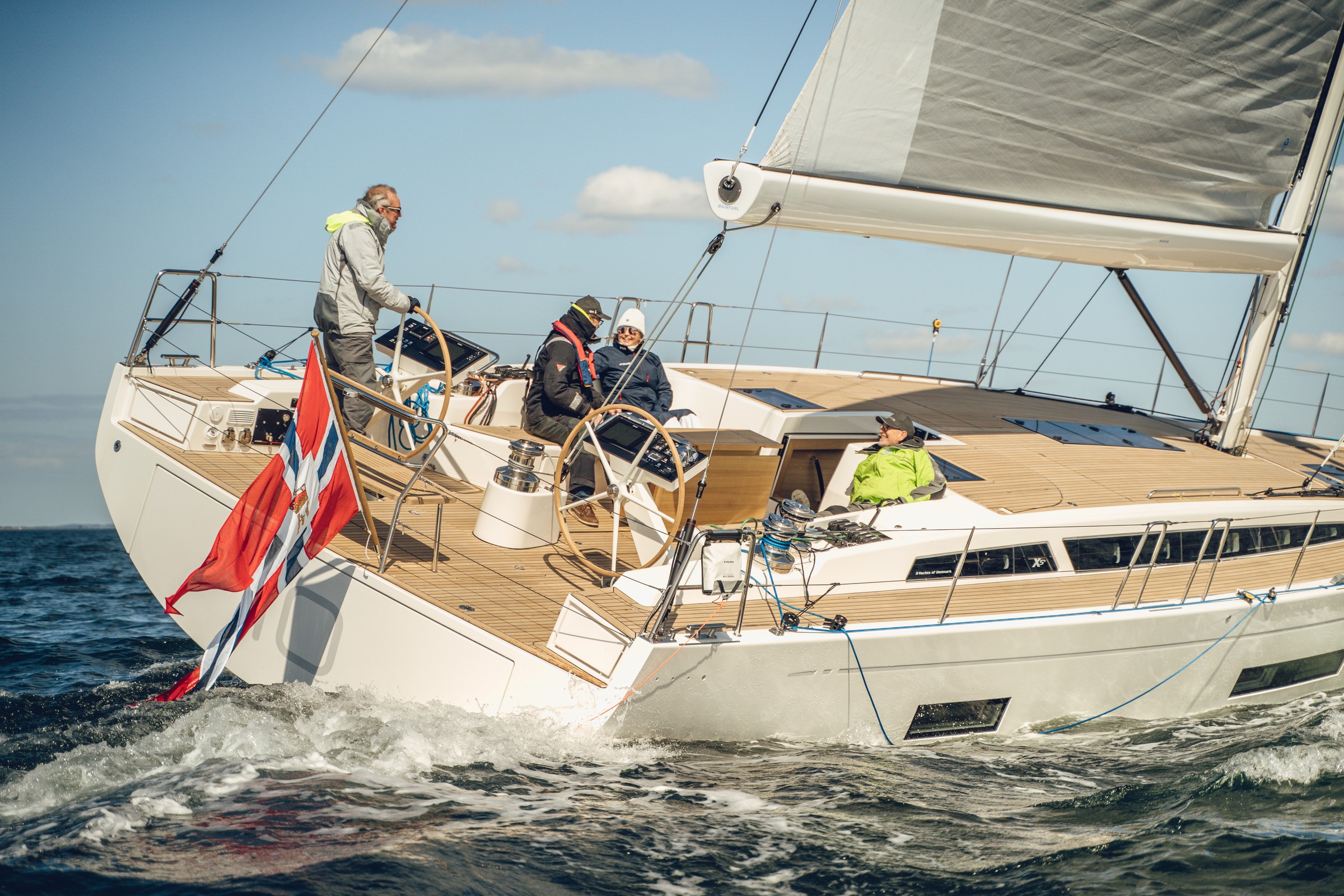 X-Yachts X5^6, zeilboot met bemanning varend