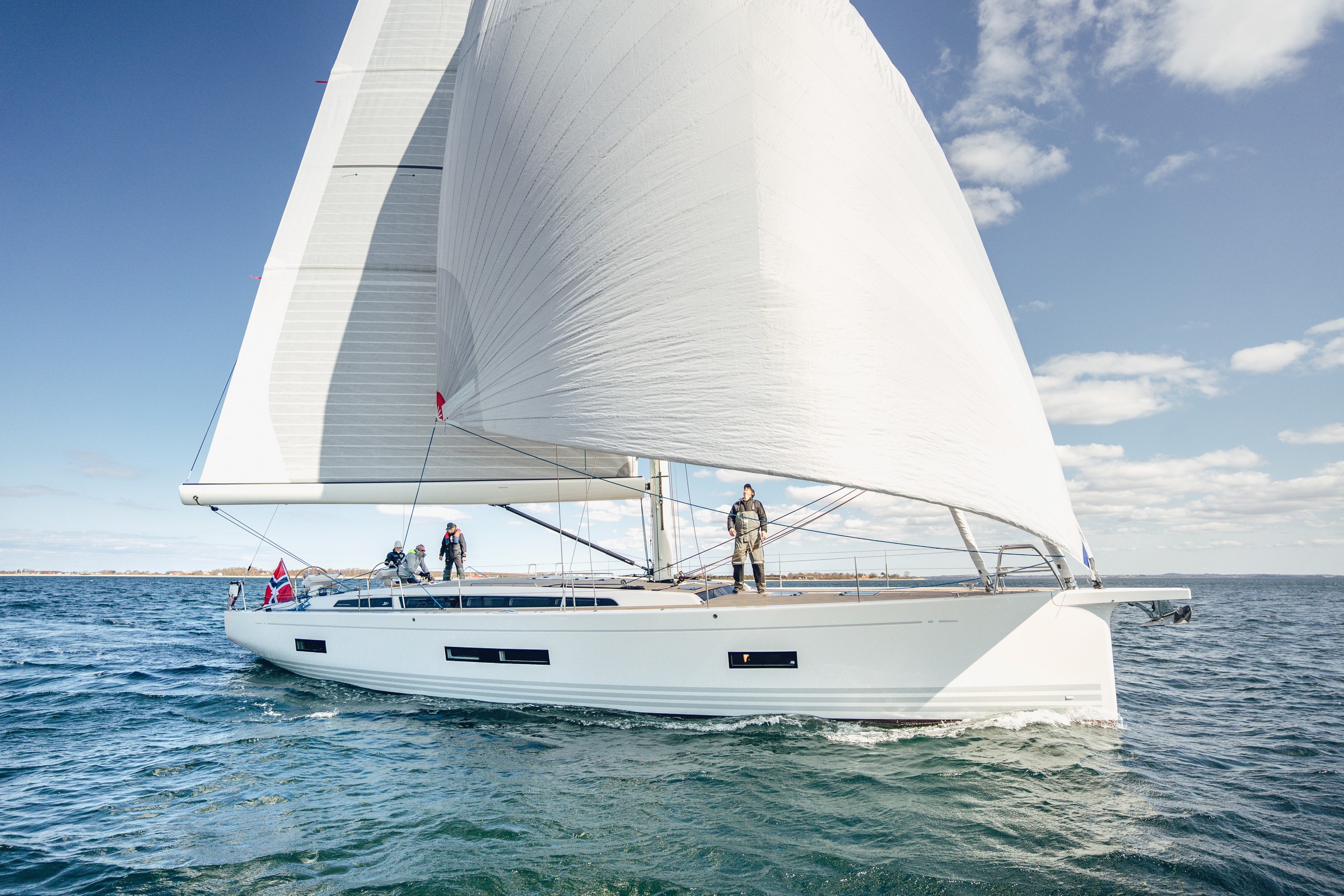 X-Yachts X5^6, zeilboot met volle zeilen op zee