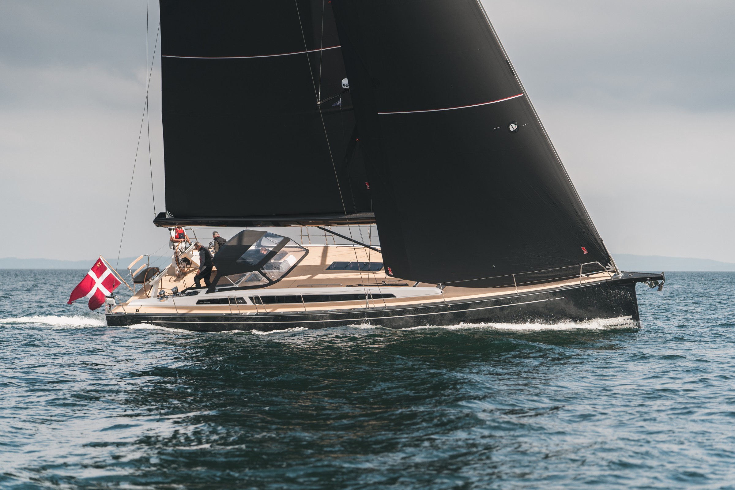 X-Yachts X5^6, zeilboot met zwarte zeilen varend