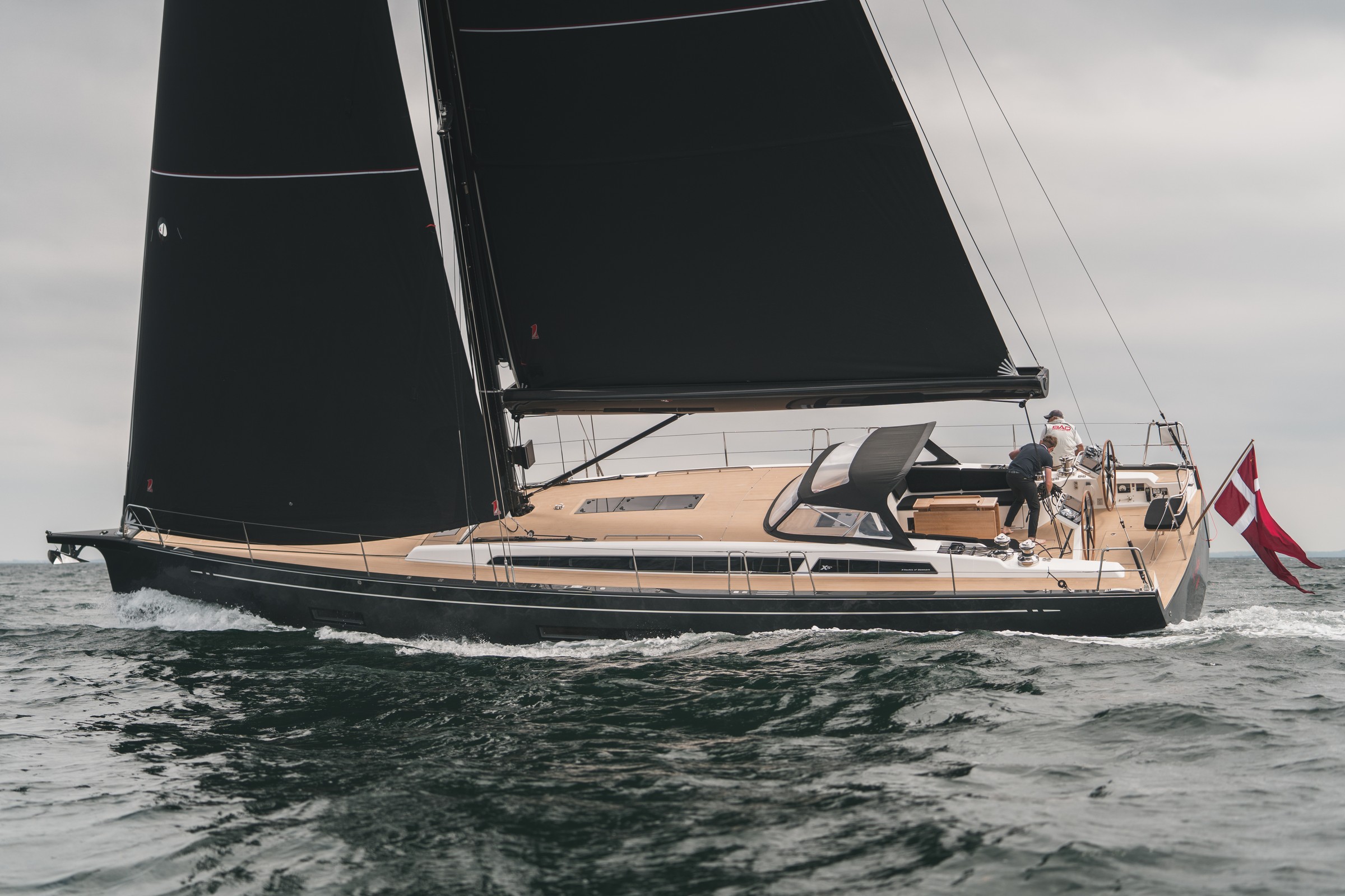 X-Yachts X5^6, zeilboot met zwarte zeilen