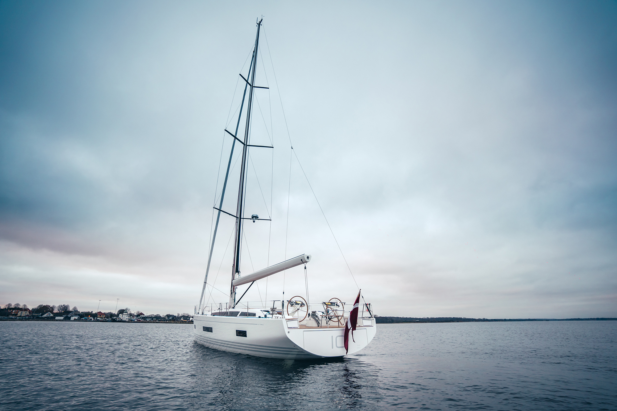 X-Yachts X5^6, zeilboot op kalm water