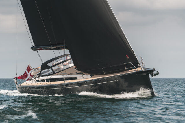 X-Yachts X5^6, zeilboot varend op zee