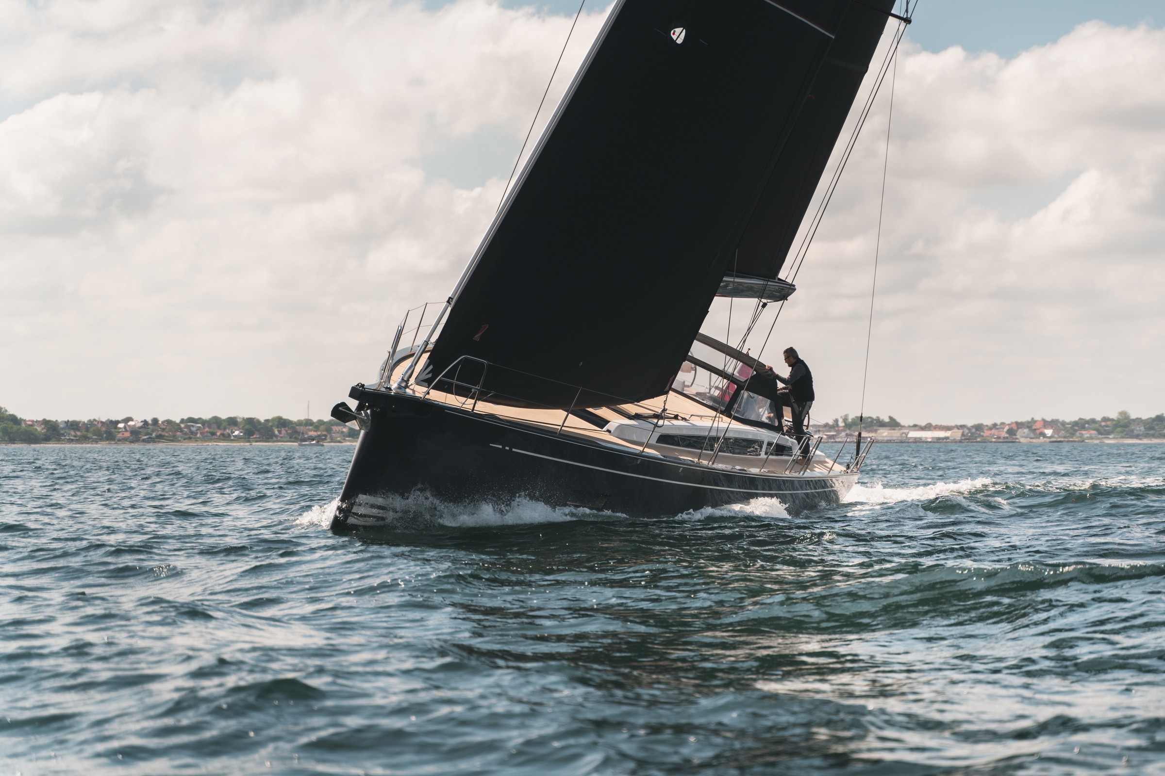 X-Yachts X5^6, zeilboot varend op zee