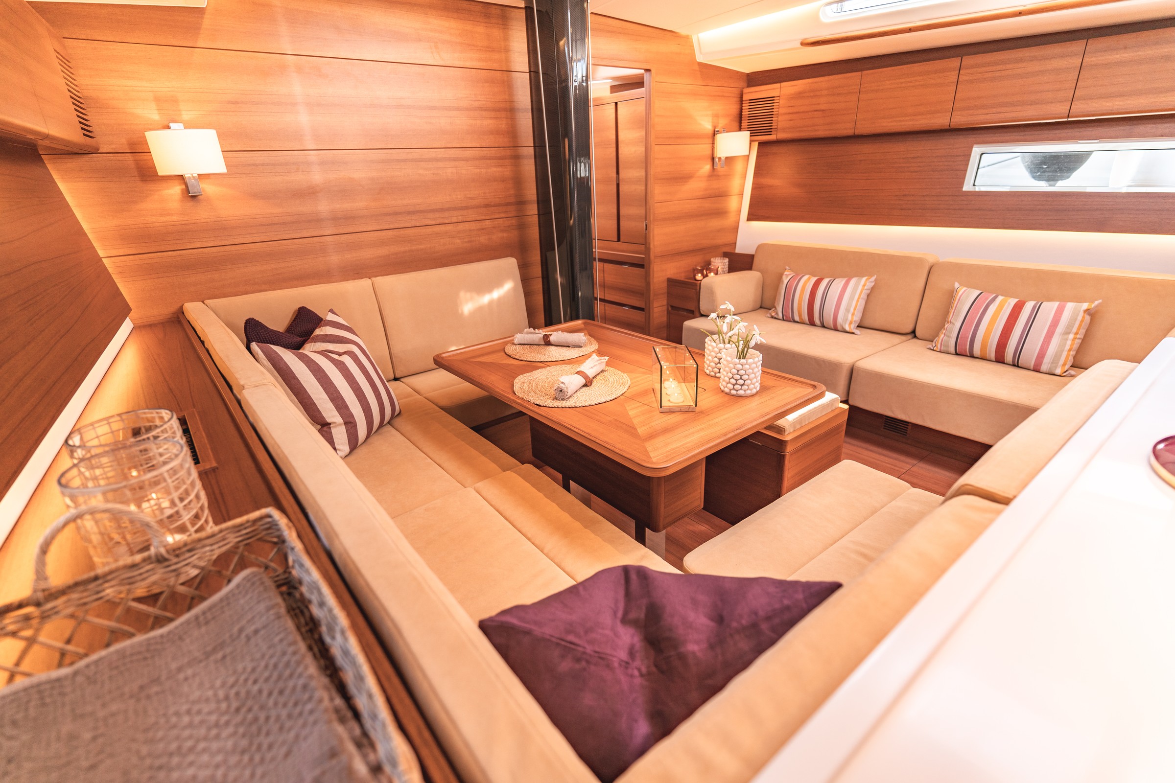 X-Yachts X5^6, houten salon met zithoek