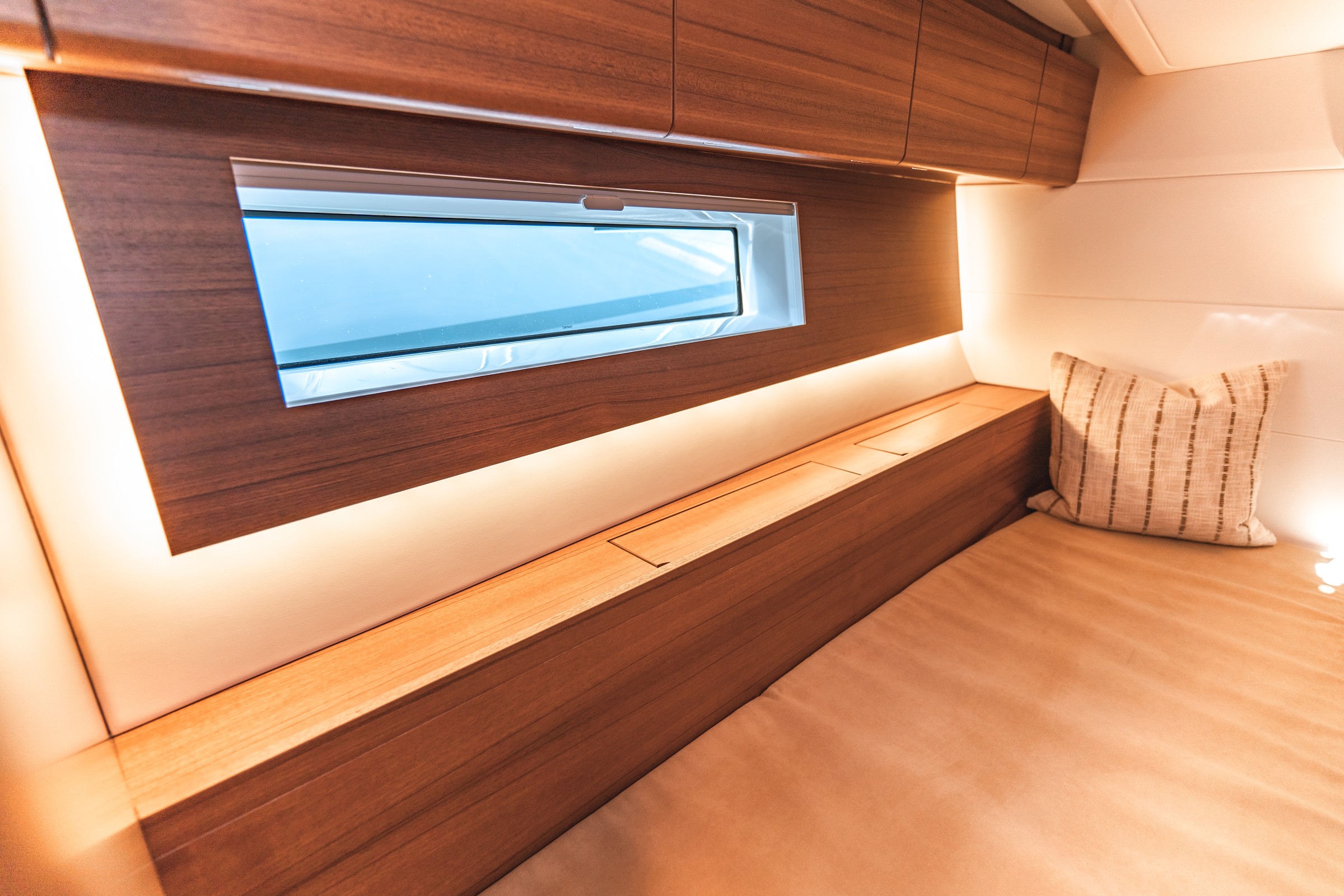 X-Yachts X5^6, kajuit met houten zitbank raam