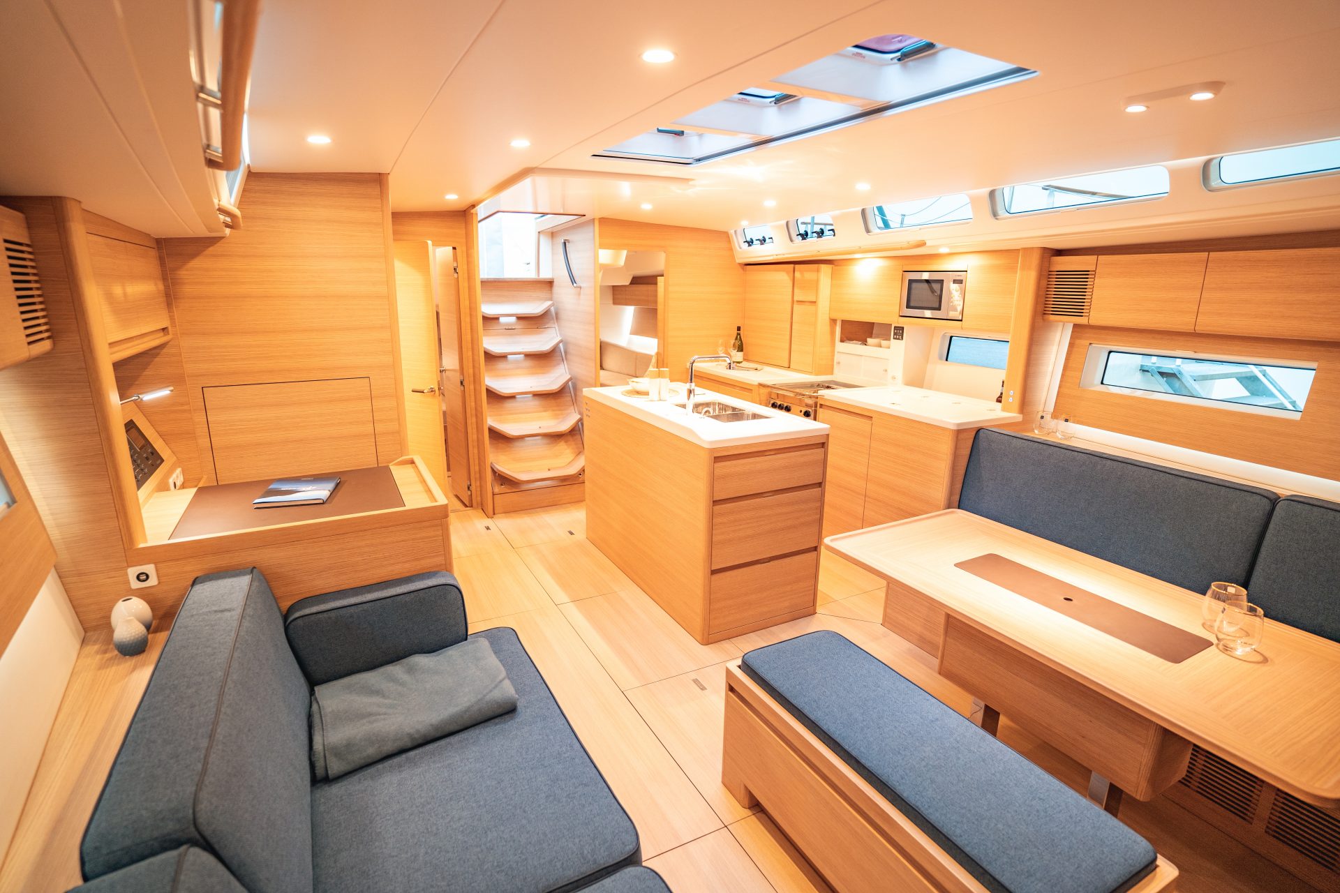 X-Yachts X5^6, kajuit met keuken en zithoek