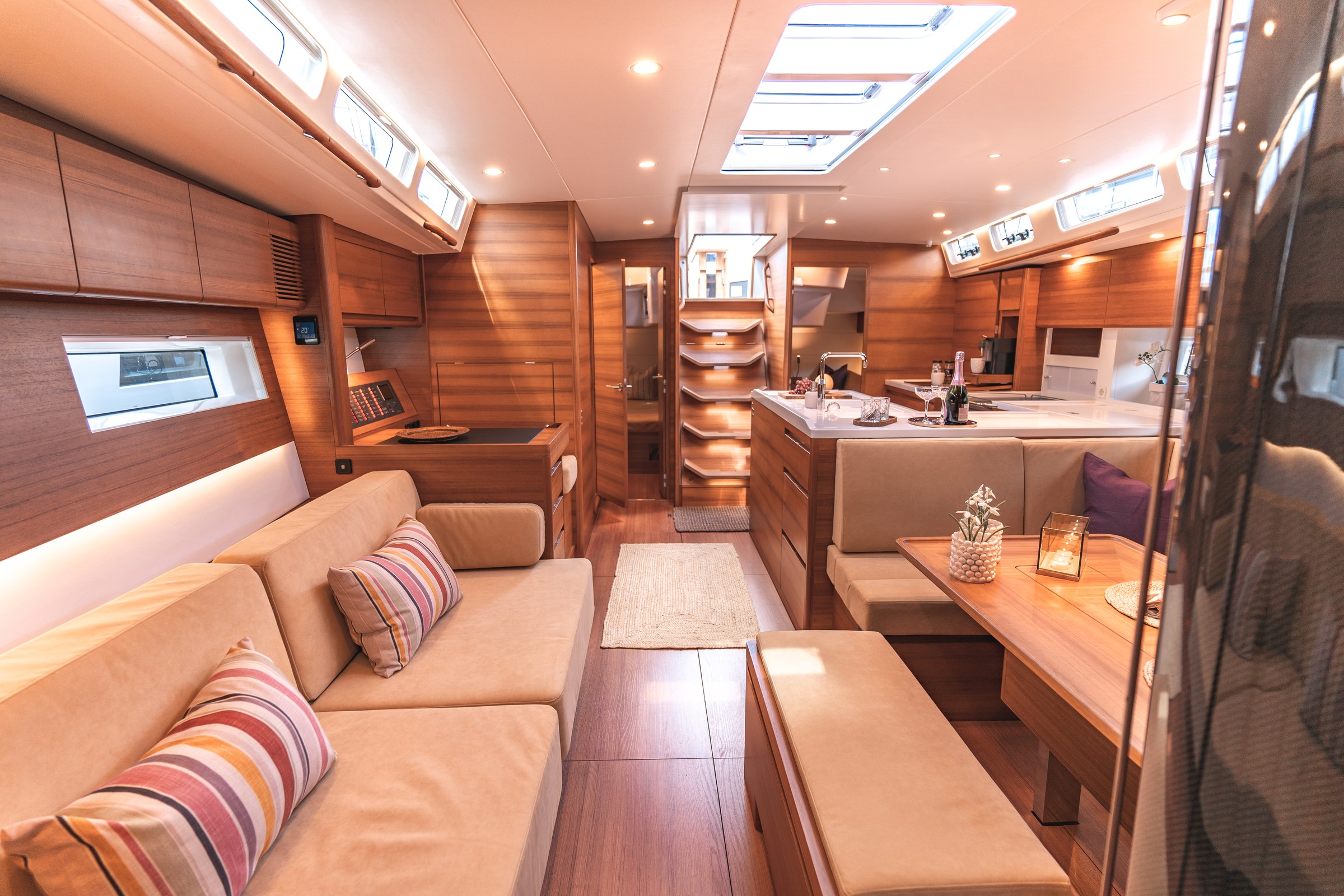 X-Yachts X5^6, kajuit met zithoek en keuken