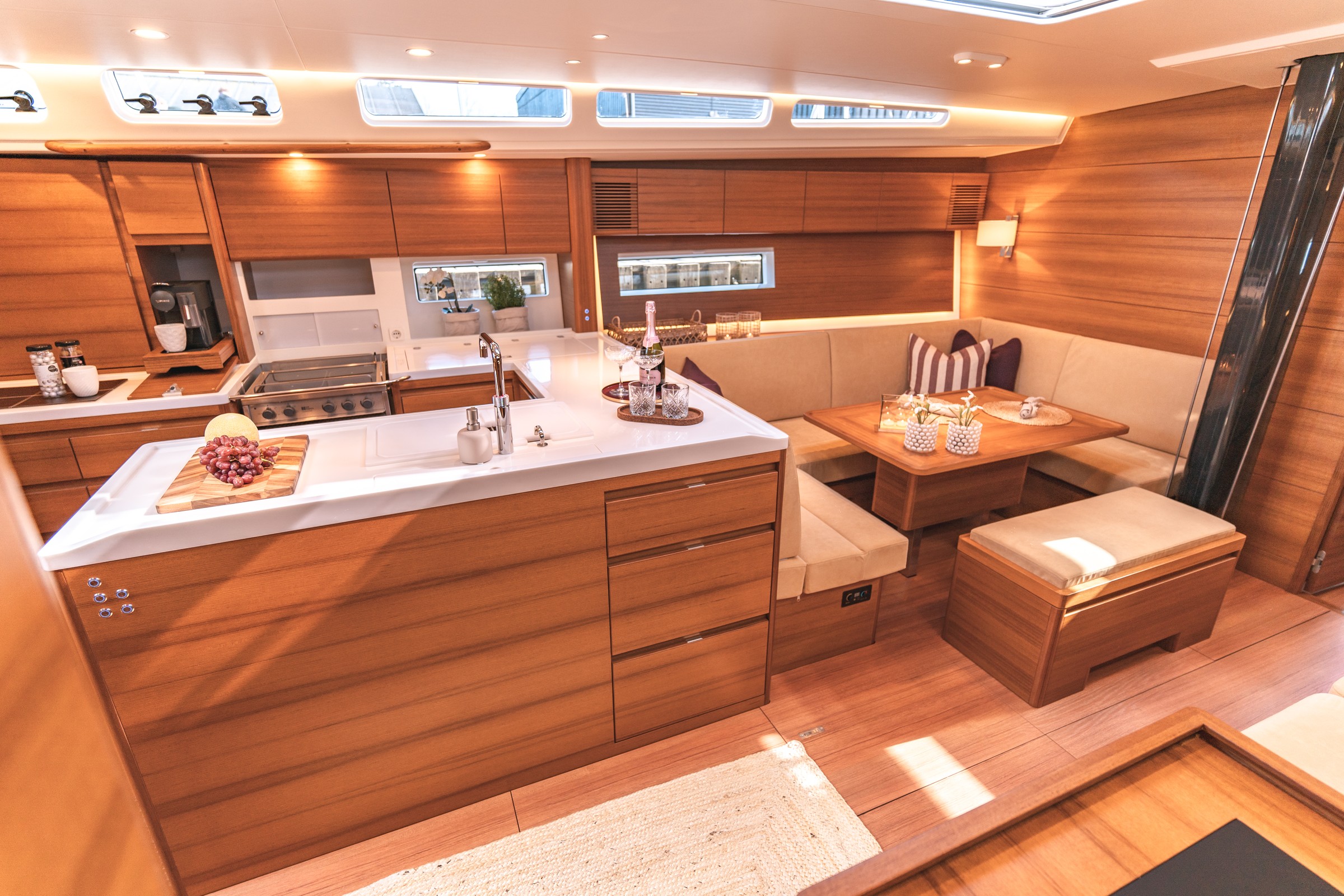 X-Yachts X5^6, keuken en zithoek jacht