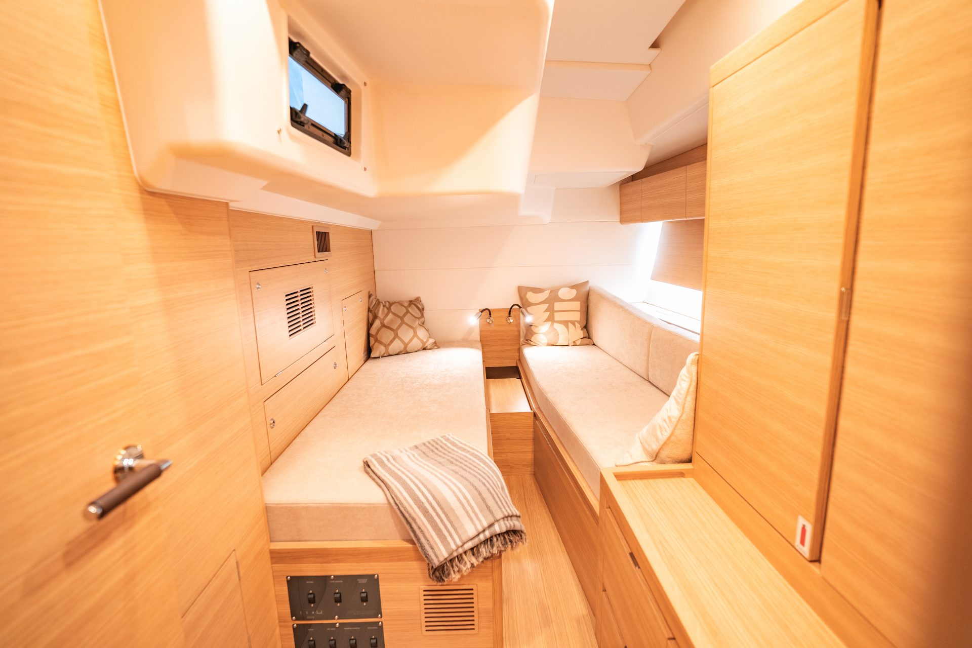 X-Yachts X5^6, slaaphut met houten kasten