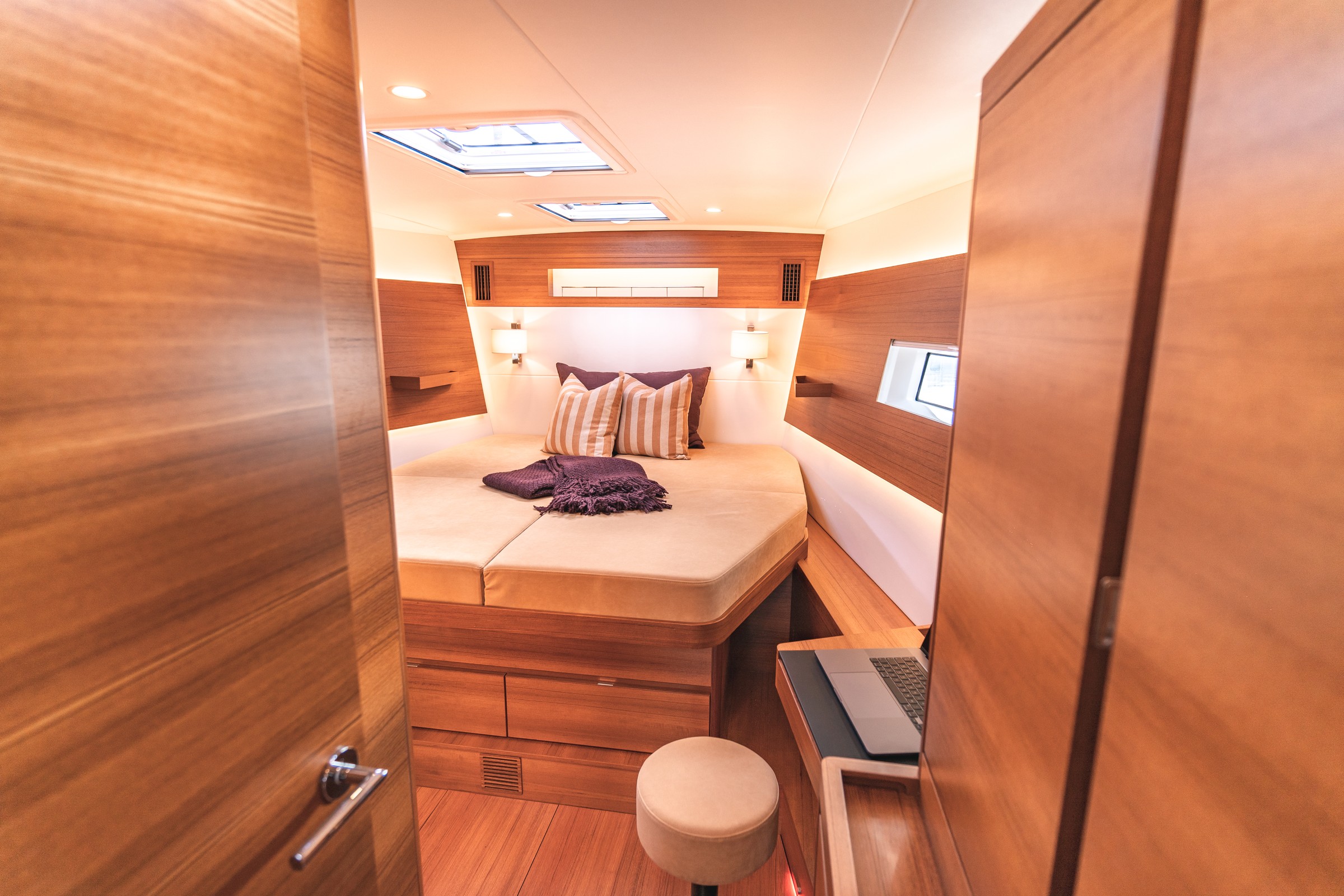 X-Yachts X5^6, slaapkajuit met bed en bureau